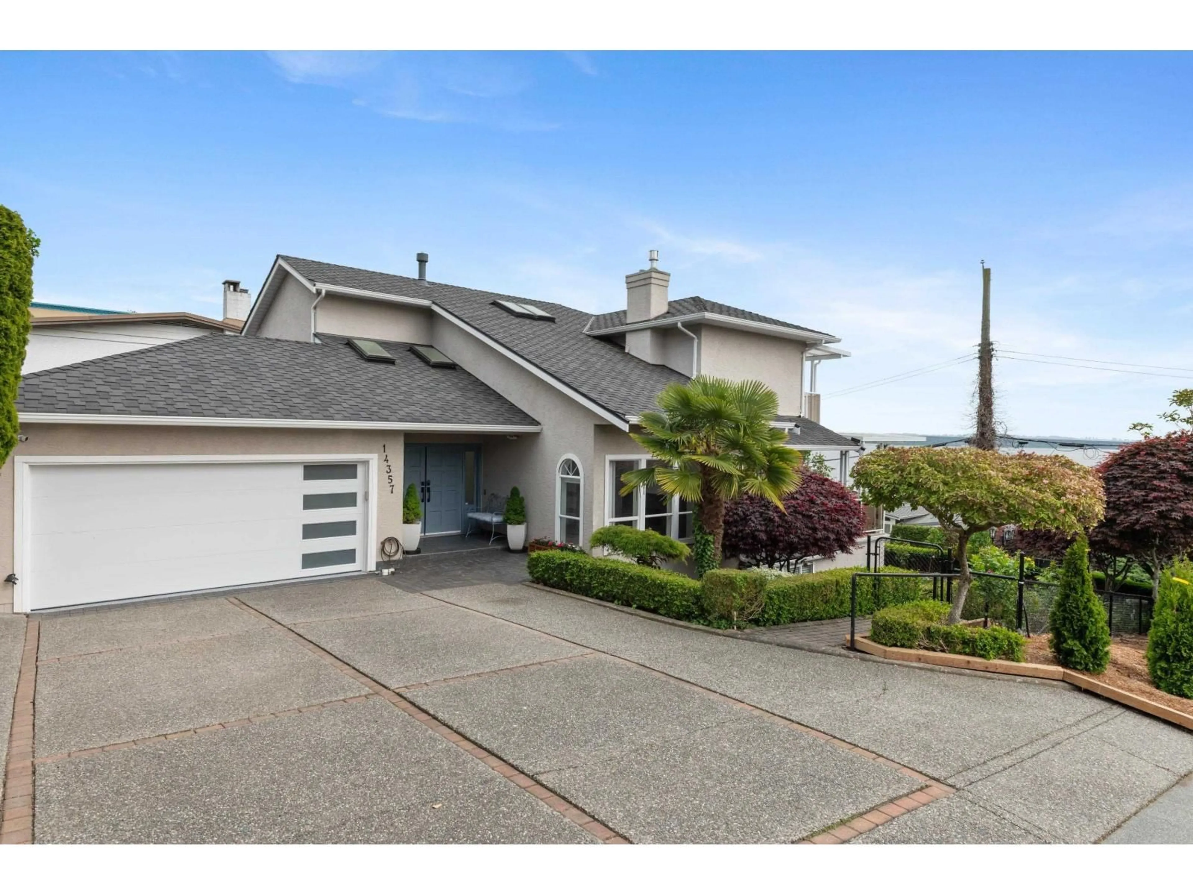 A pic from outside/outdoor area/front of a property/back of a property/a pic from drone, street for 14357 SUNSET DRIVE, White Rock British Columbia V4B2V4