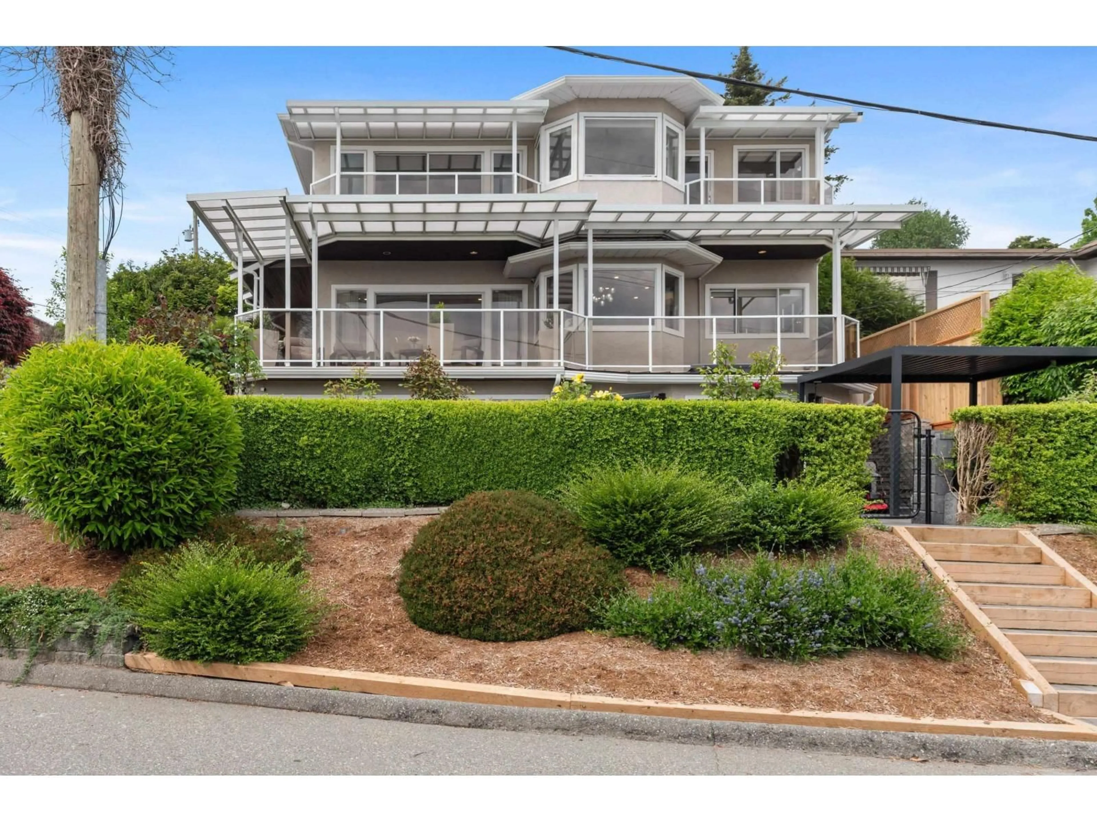 A pic from outside/outdoor area/front of a property/back of a property/a pic from drone, street for 14357 SUNSET DRIVE, White Rock British Columbia V4B2V4