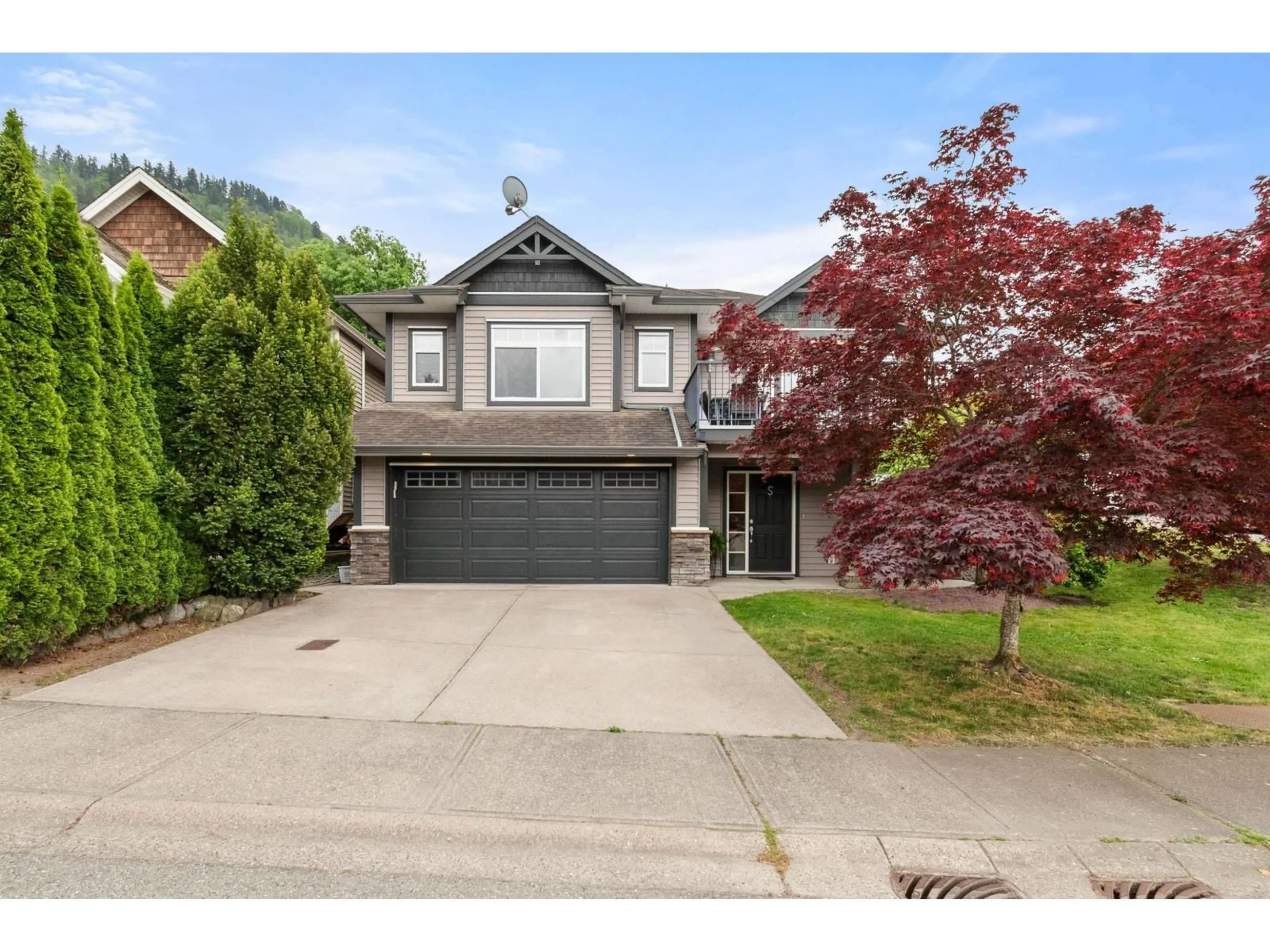 Home with vinyl exterior material, street for 47216 LAUGHINGTON PLACE, Chilliwack British Columbia V2R0J3