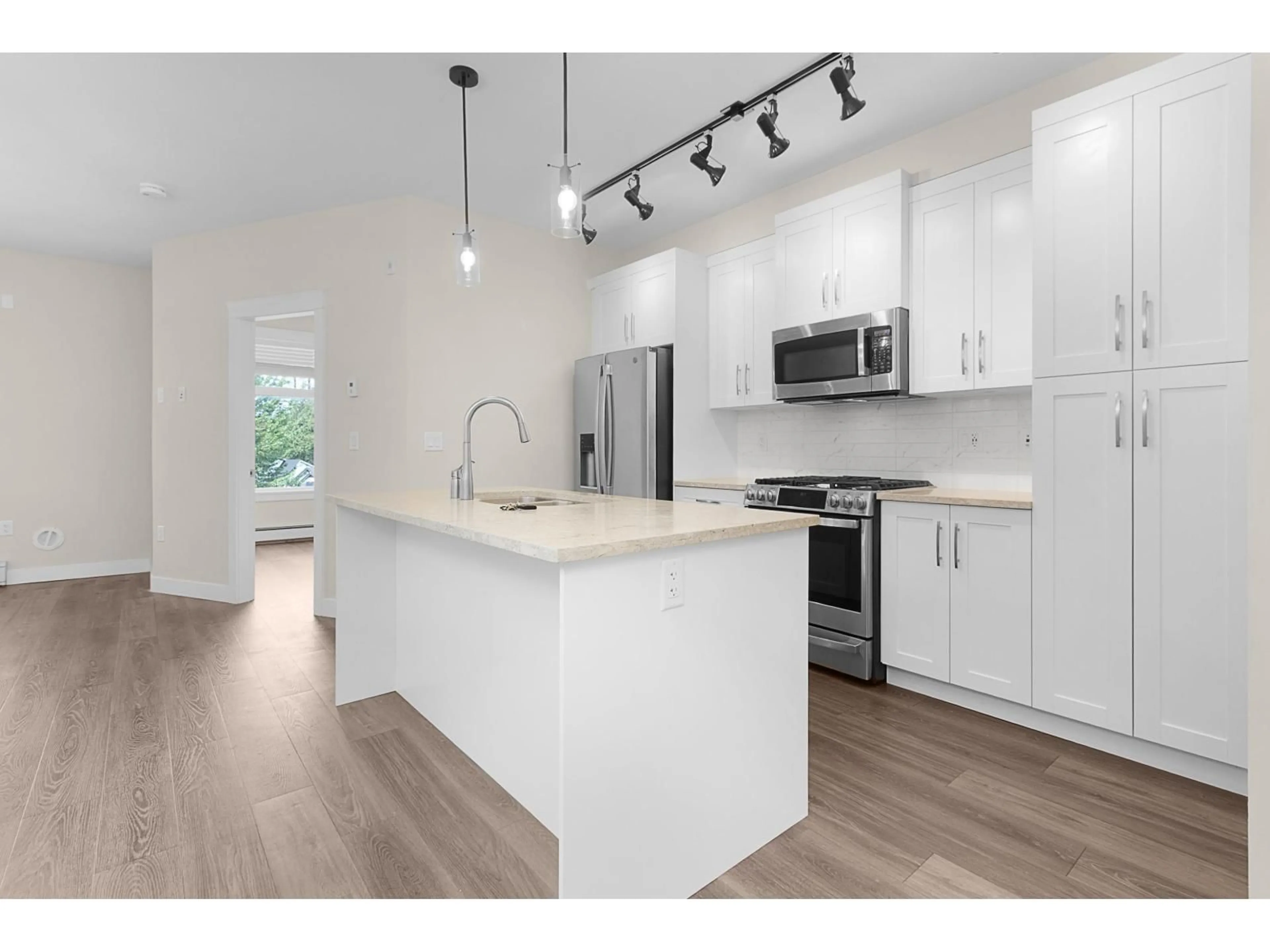 Open concept kitchen, wood/laminate floor for 413 - 11077 RAVINE ROAD, Surrey British Columbia V3T0R7