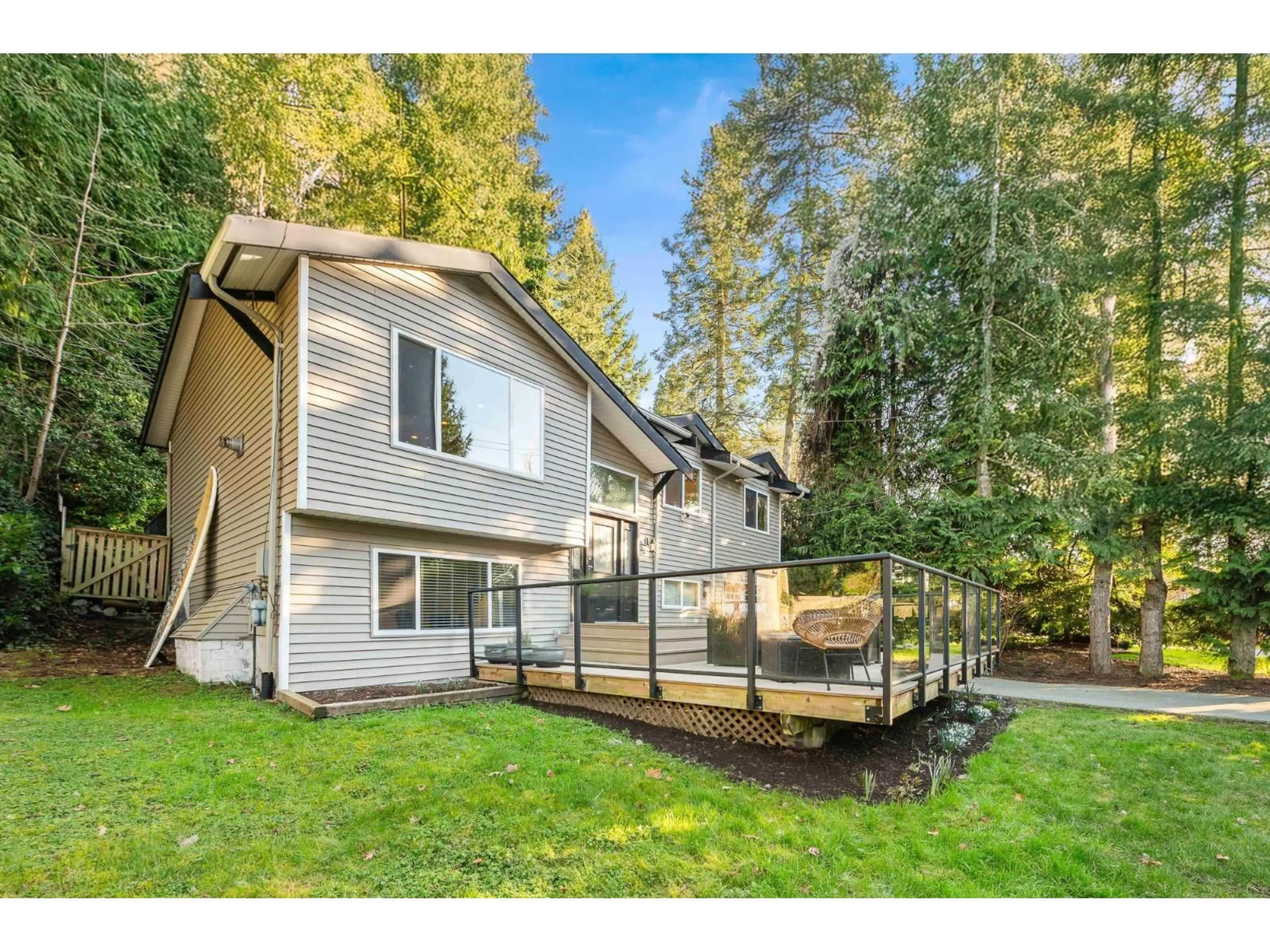 Home with vinyl exterior material, unknown for 2722 BAYVIEW STREET, Surrey British Columbia V4A2Z4