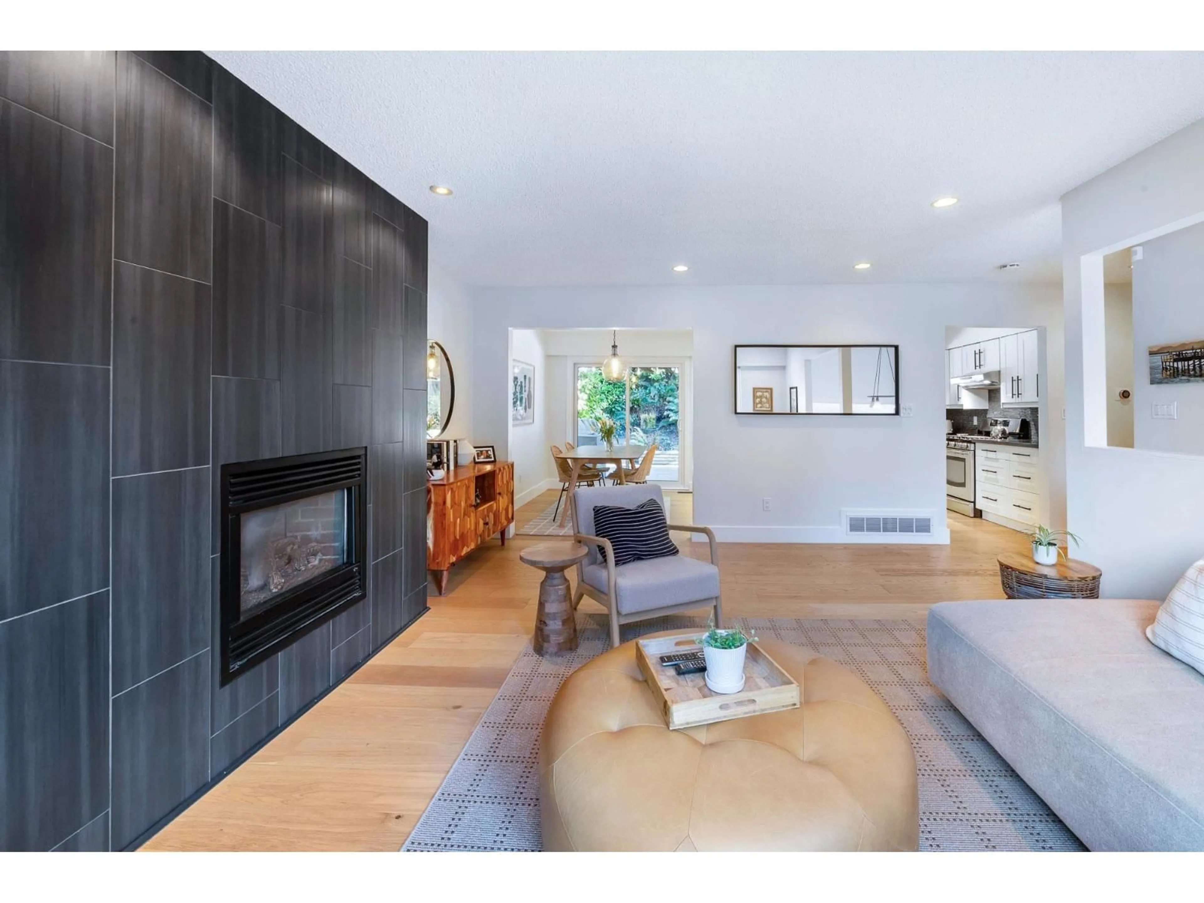 Living room with furniture, unknown for 2722 BAYVIEW STREET, Surrey British Columbia V4A2Z4