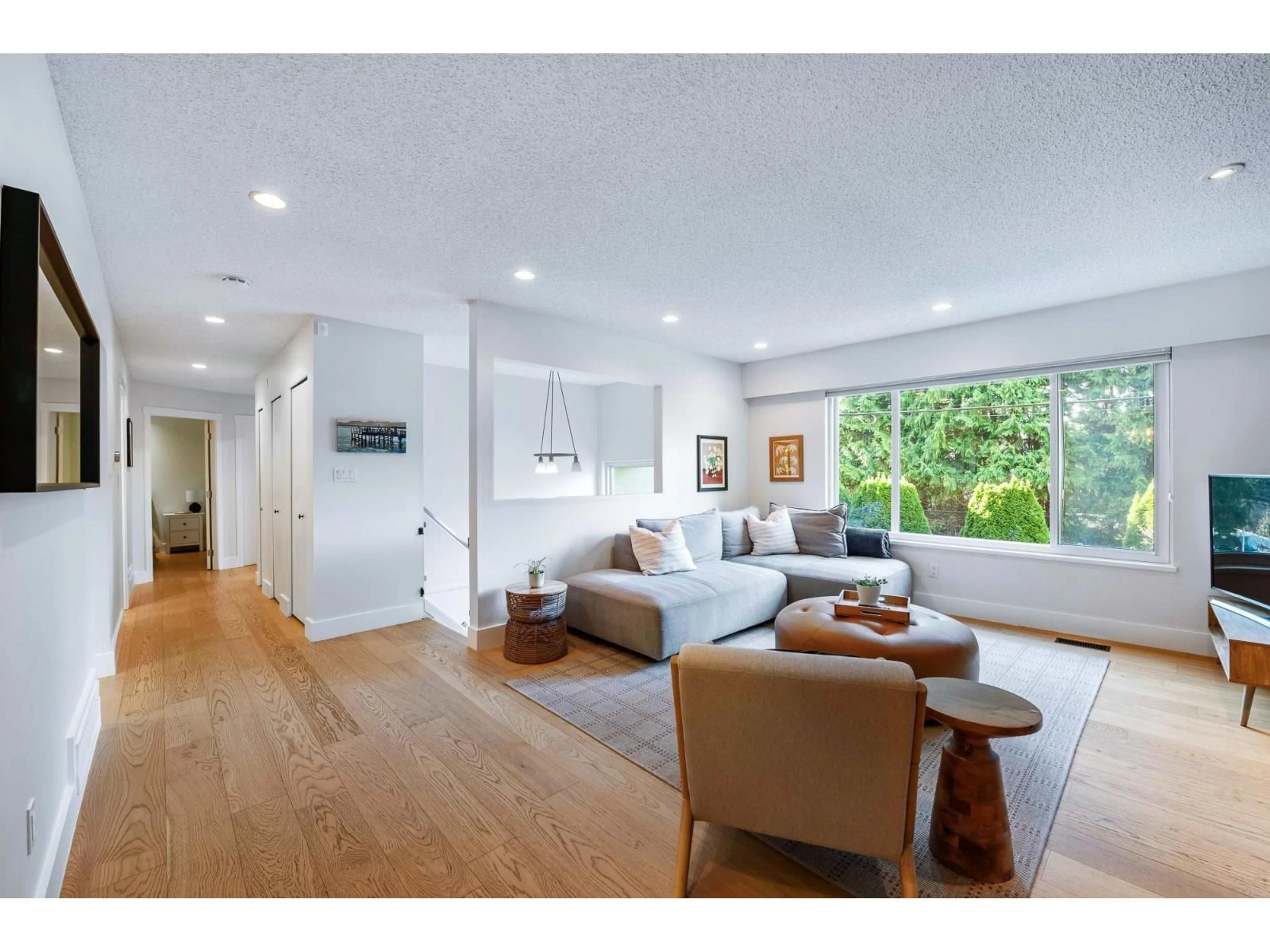 Living room with furniture, wood/laminate floor for 2722 BAYVIEW STREET, Surrey British Columbia V4A2Z4