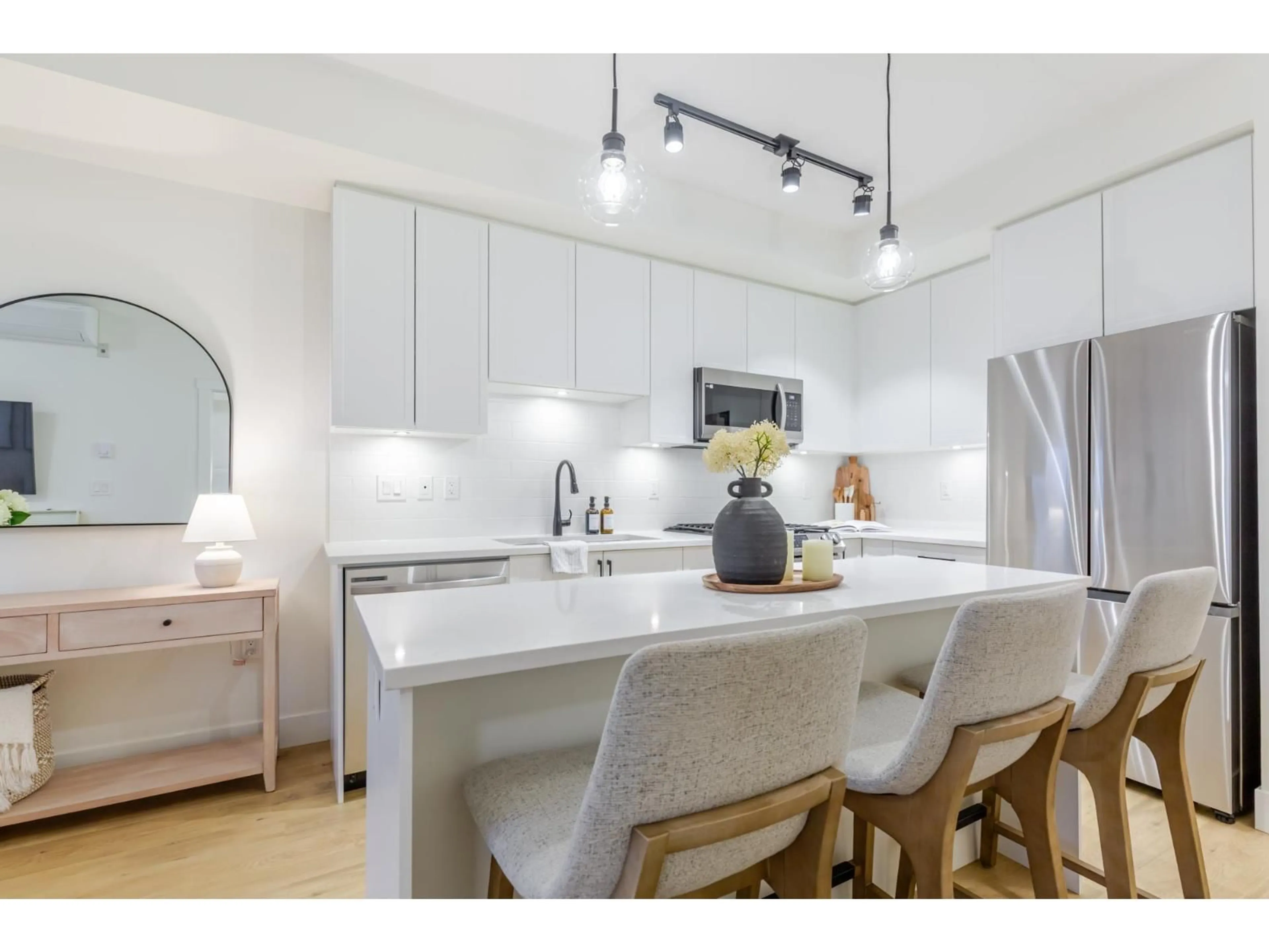 Open concept kitchen, ceramic/tile floor for 214 - 19935 75A AVENUE, Langley British Columbia V2Y4L6