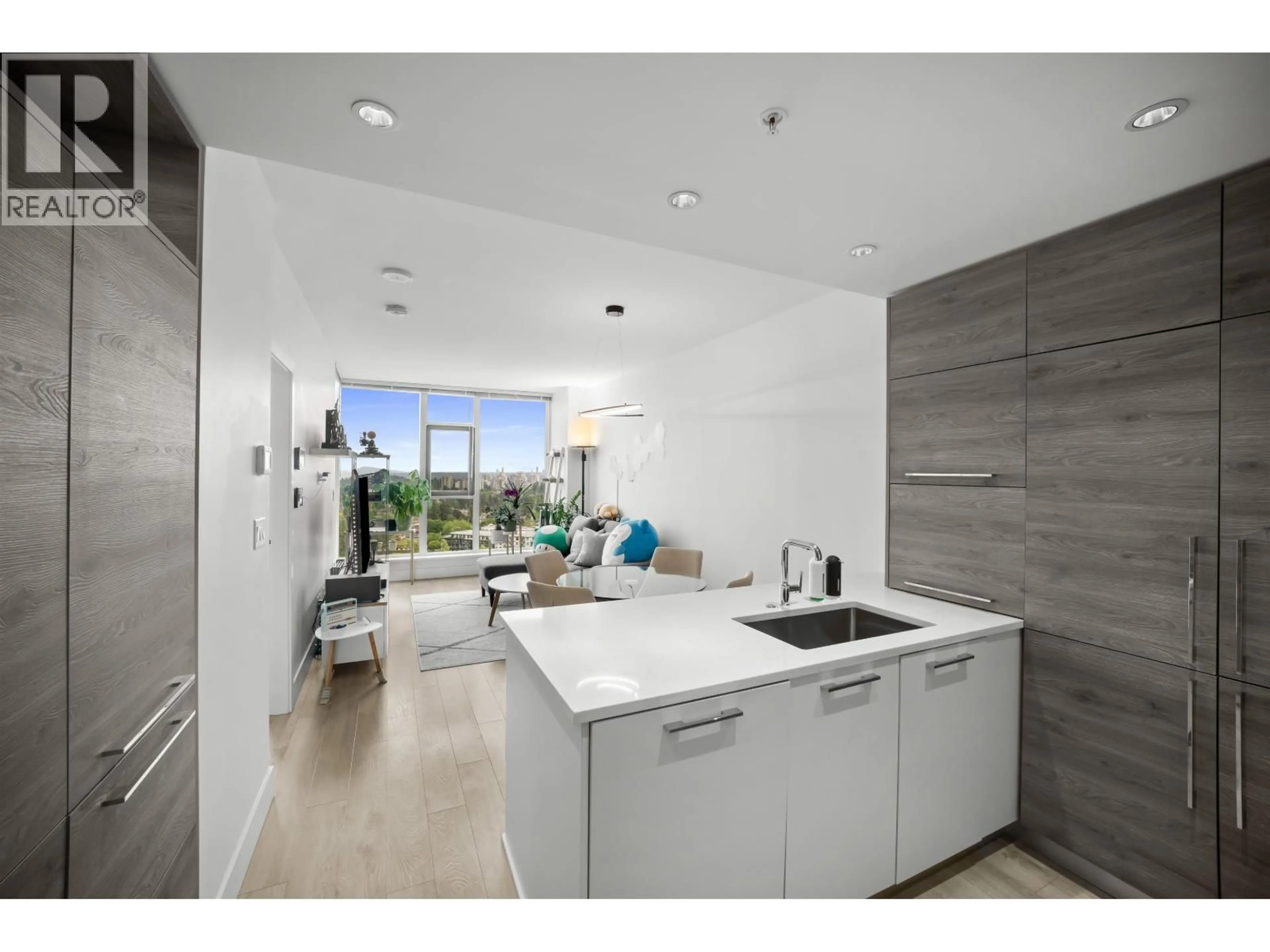 Open concept kitchen, unknown for 2006 - 7388 KINGSWAY, Burnaby British Columbia V3N0G9
