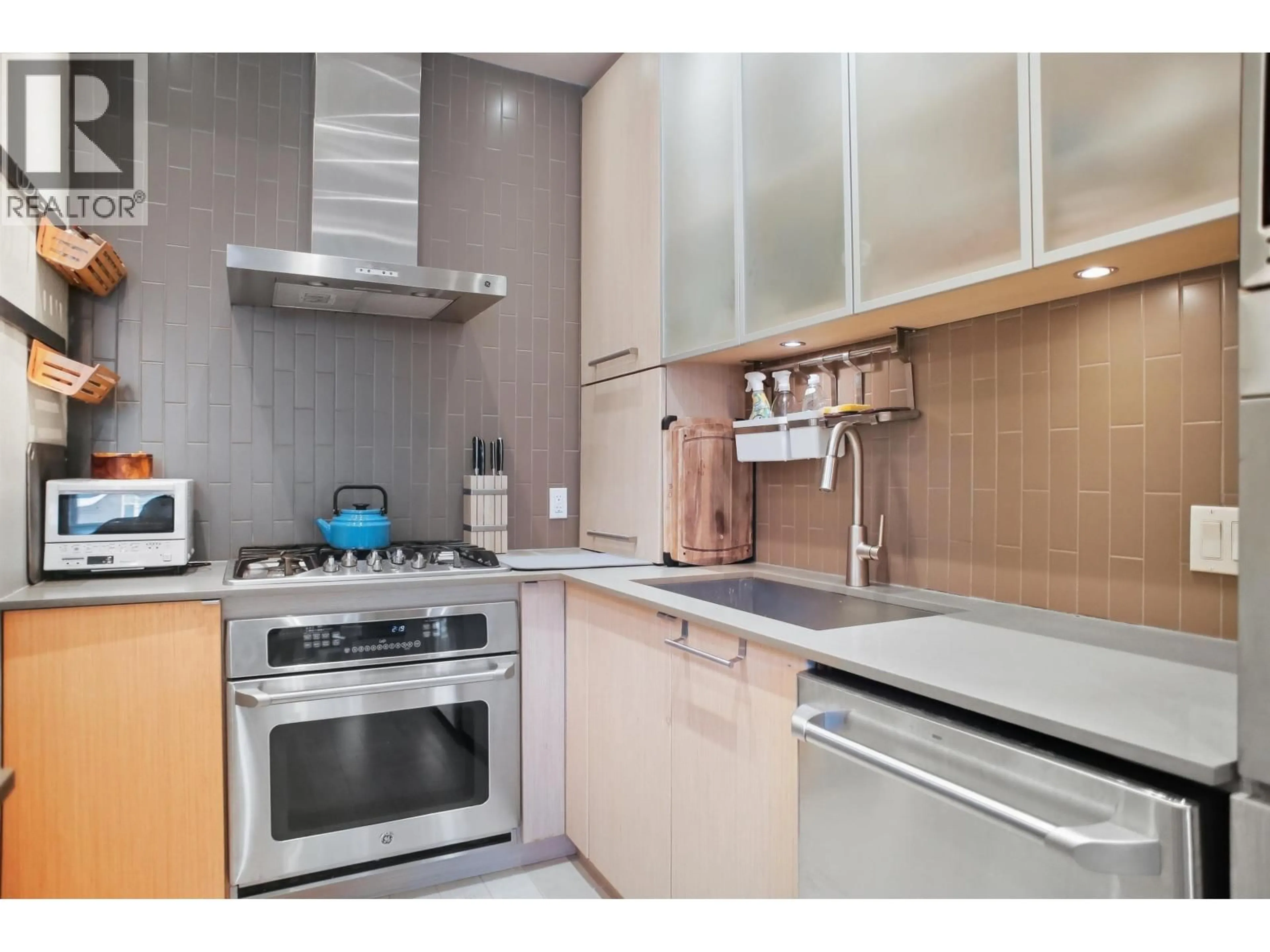 Standard kitchen, wood/laminate floor for 104 - 260 SALTER STREET, New Westminster British Columbia V3M0J4