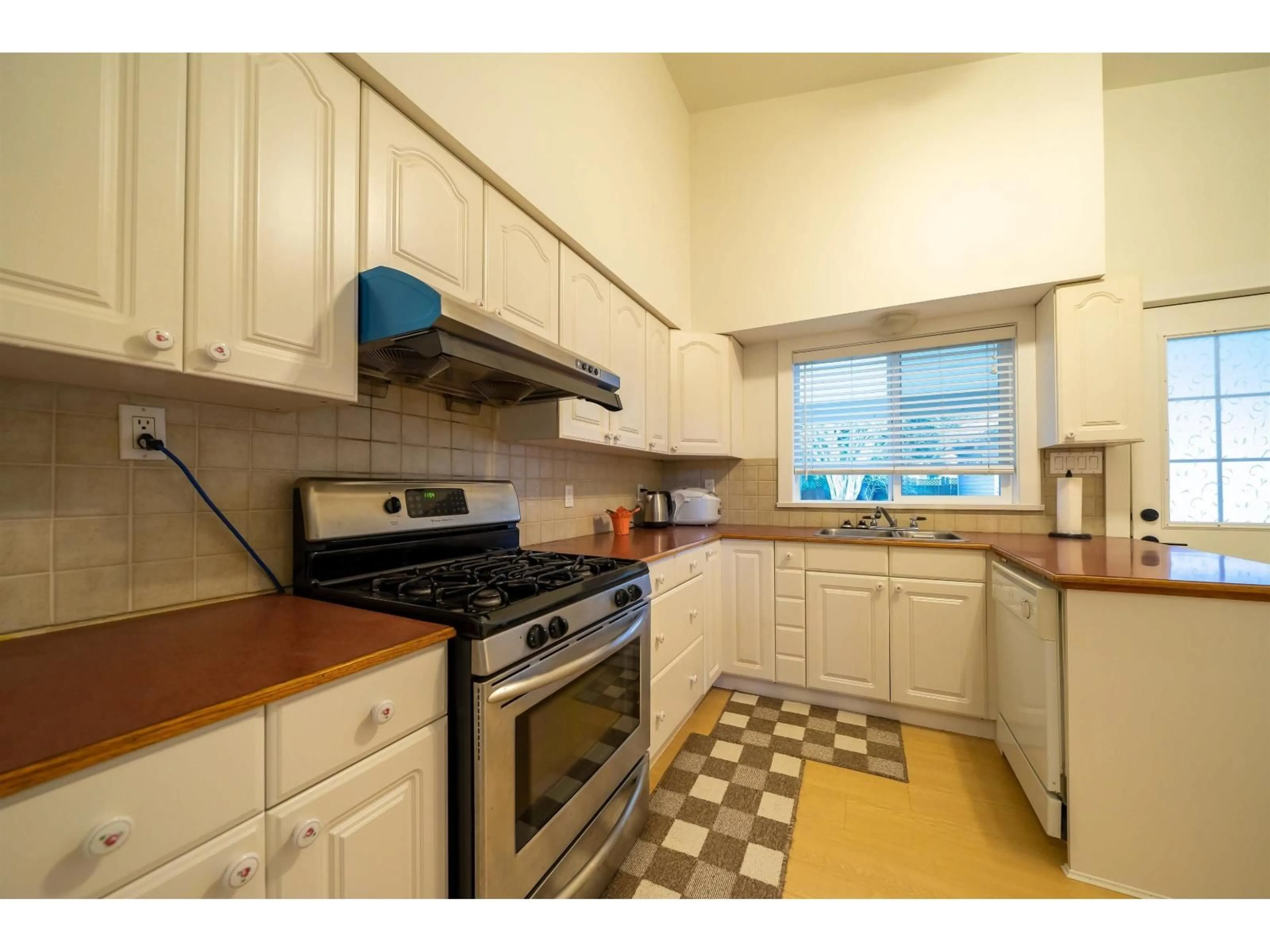 Standard kitchen, unknown for 10979 64A AVENUE, Delta British Columbia V4E1E4