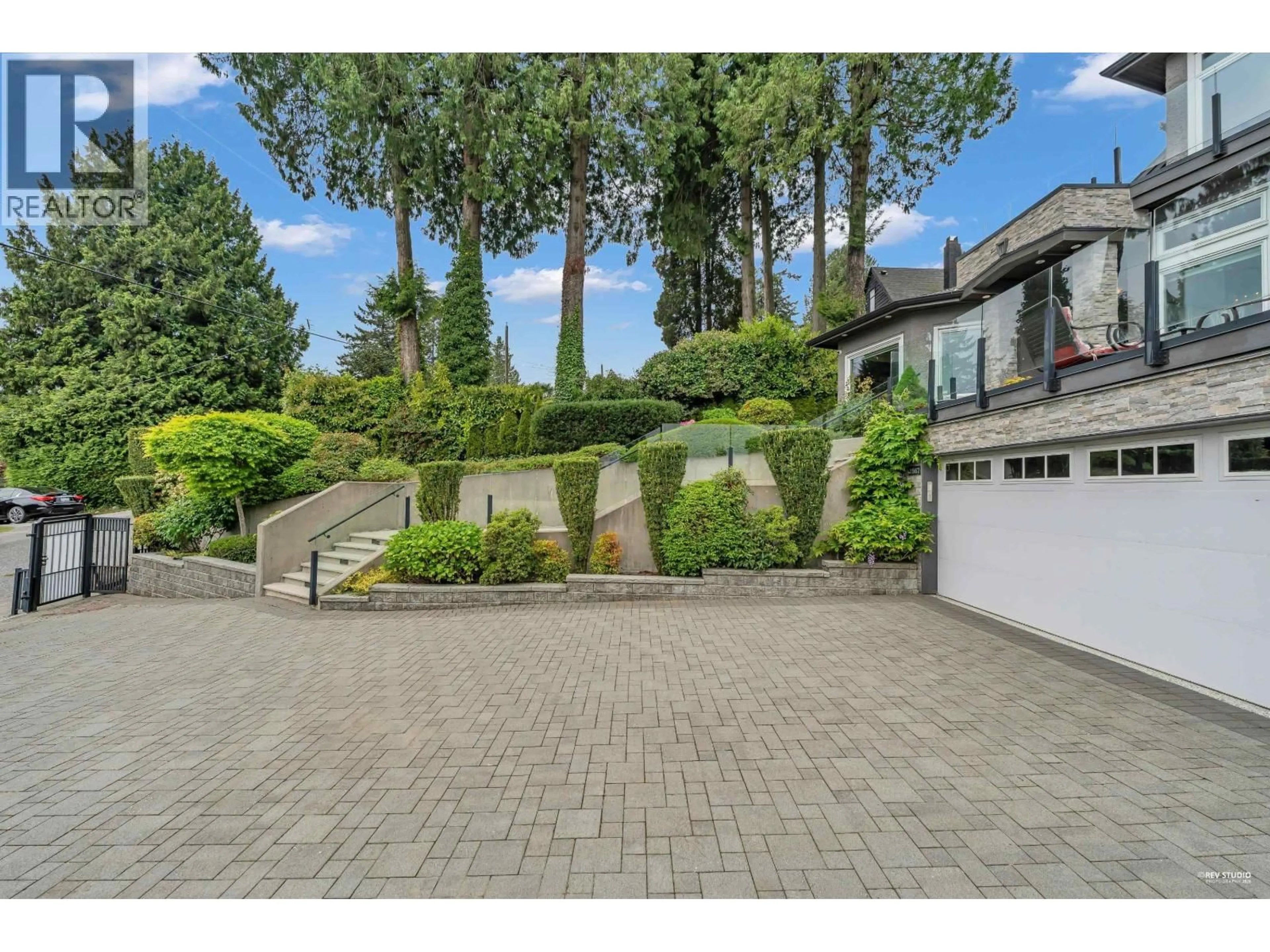 A pic from outside/outdoor area/front of a property/back of a property/a pic from drone, street for 2567 LAWSON AVENUE, West Vancouver British Columbia V7V2G1
