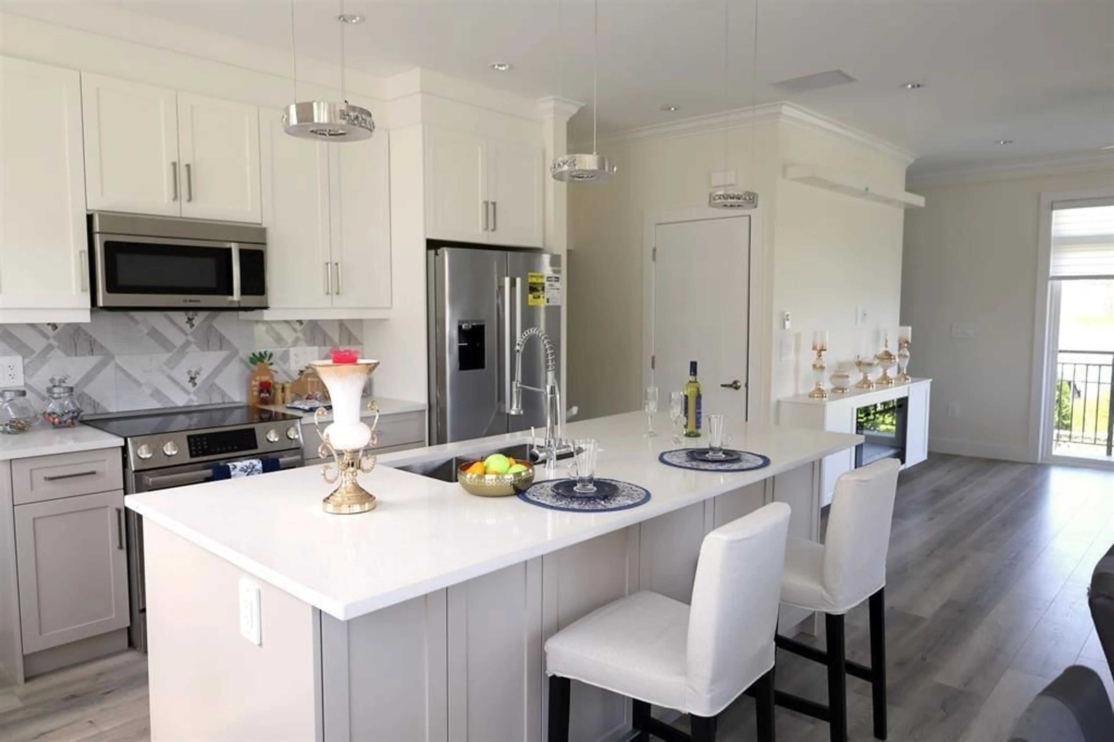 Open concept kitchen, ceramic/tile floor for 32 - 8181 135A STREET, Surrey British Columbia V3W3N8