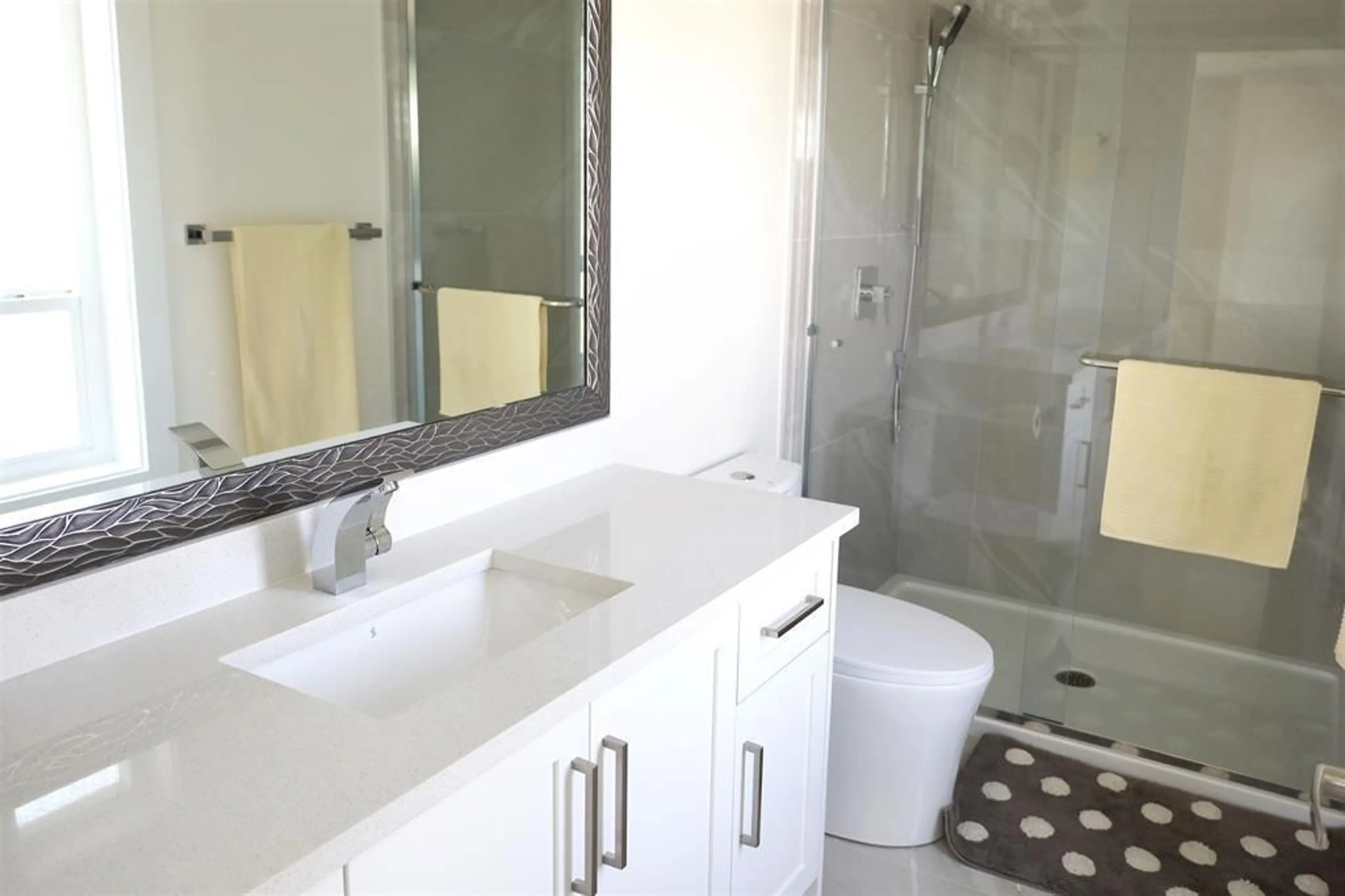 Contemporary bathroom, ceramic/tile floor for 32 - 8181 135A STREET, Surrey British Columbia V3W3N8