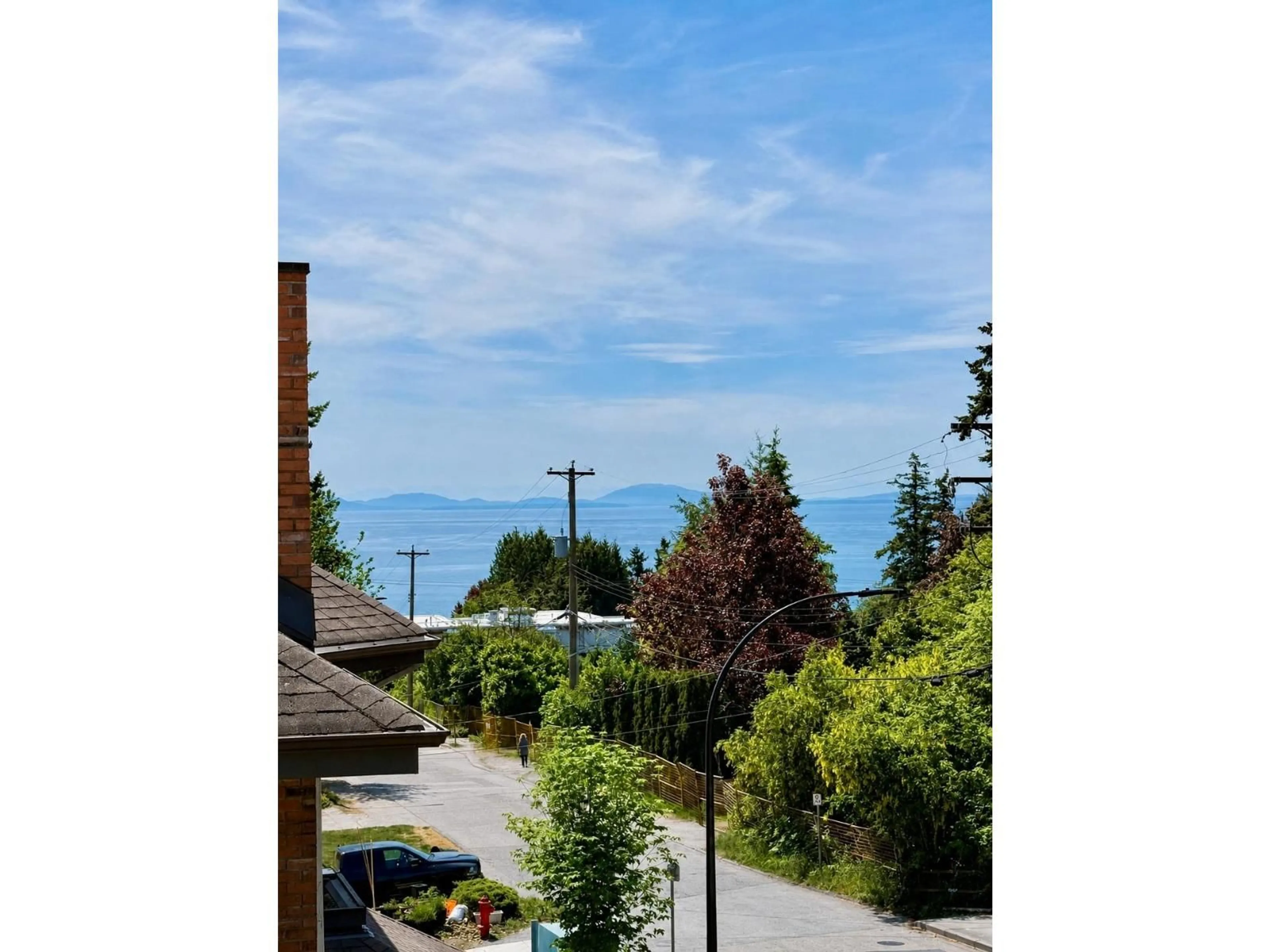 A pic from outside/outdoor area/front of a property/back of a property/a pic from drone, water/lake/river/ocean view for 311 - 1520 VIDAL STREET, White Rock British Columbia V4B3T7