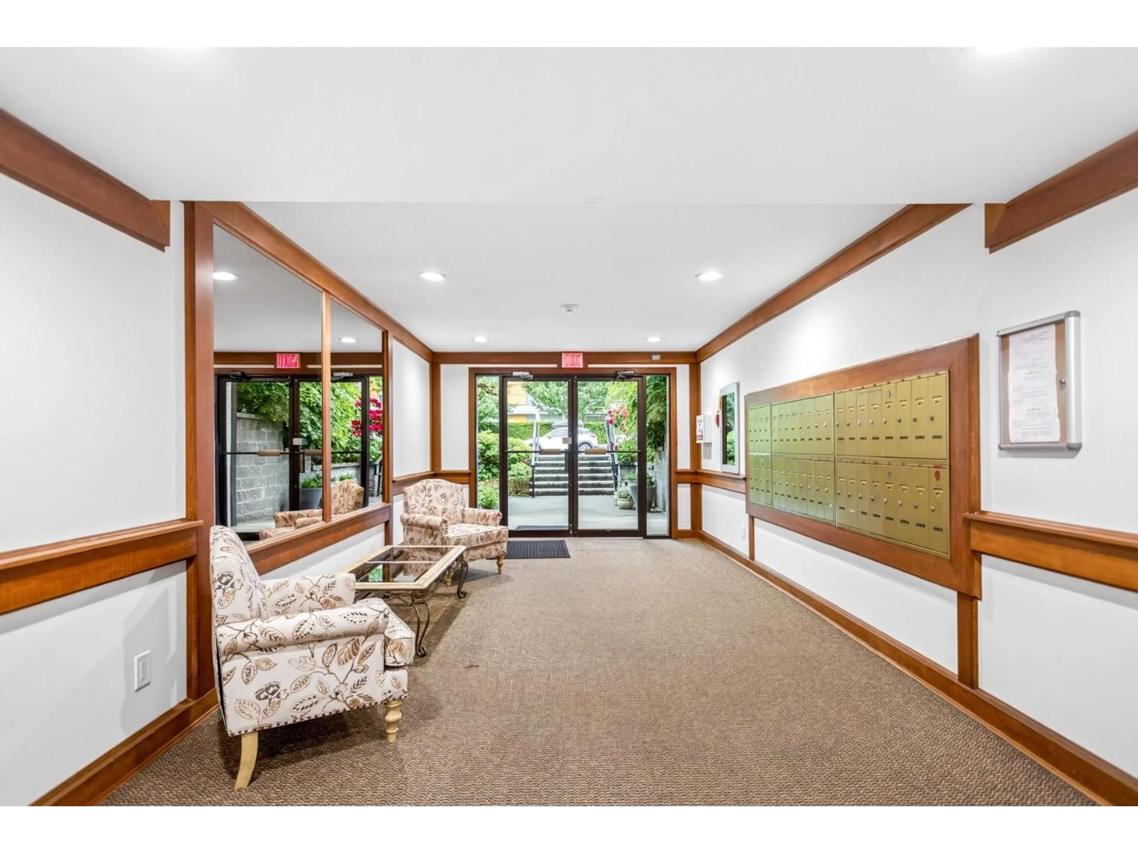 Indoor foyer for 311 - 1520 VIDAL STREET, White Rock British Columbia V4B3T7