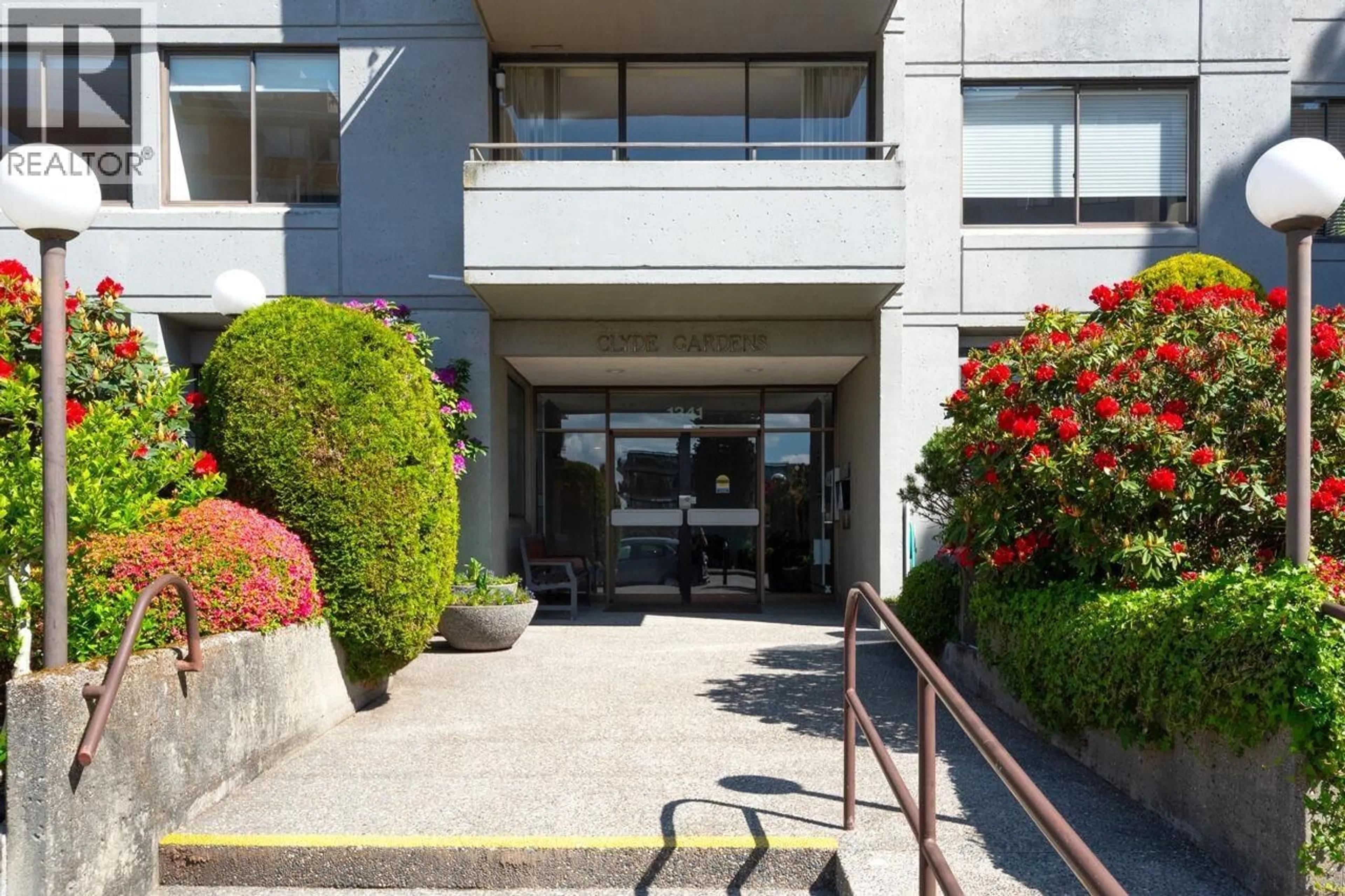 Indoor foyer for 701 - 1341 CLYDE AVENUE, West Vancouver British Columbia V7T1E8