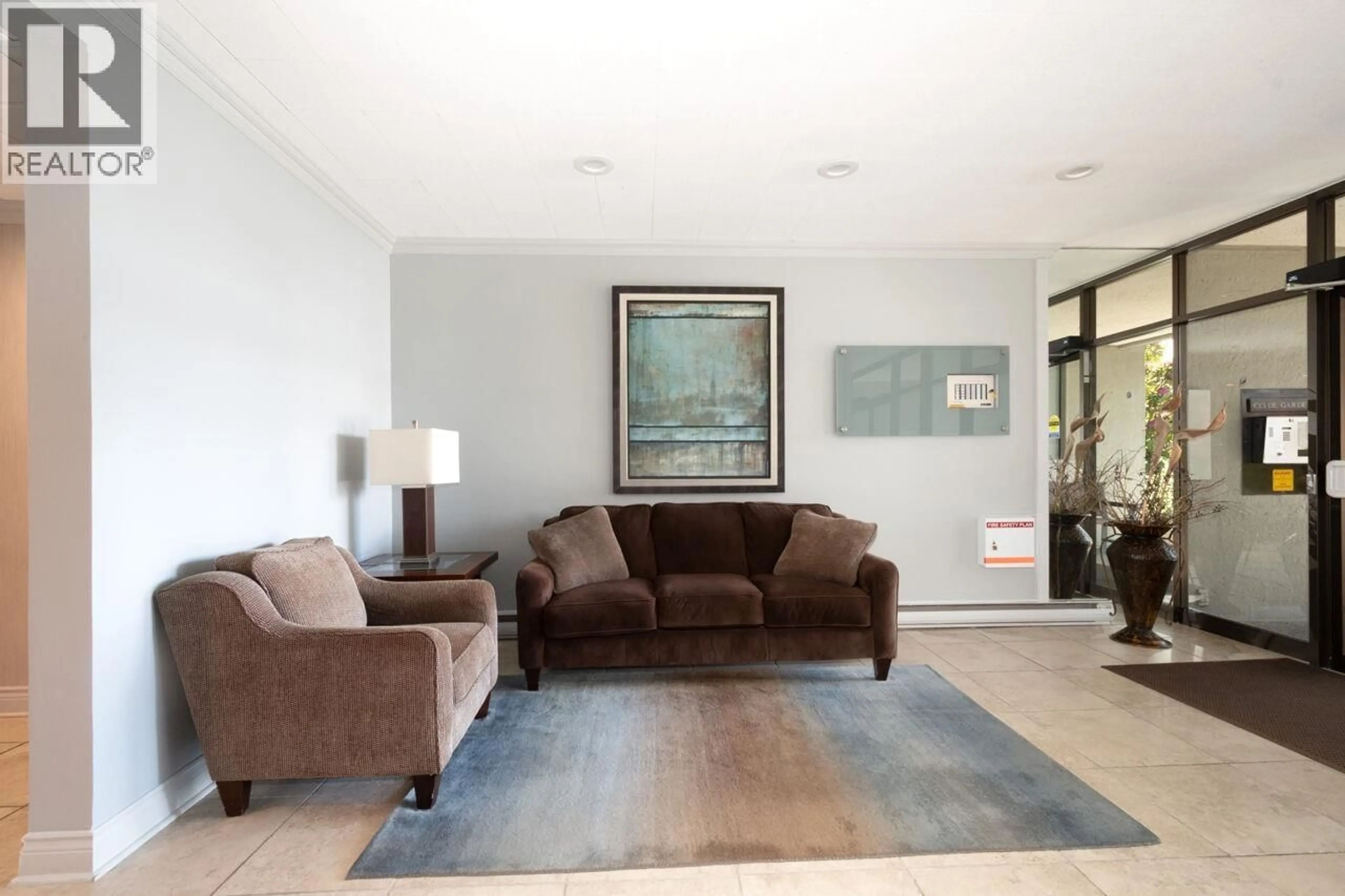 Living room with furniture, unknown for 701 - 1341 CLYDE AVENUE, West Vancouver British Columbia V7T1E8