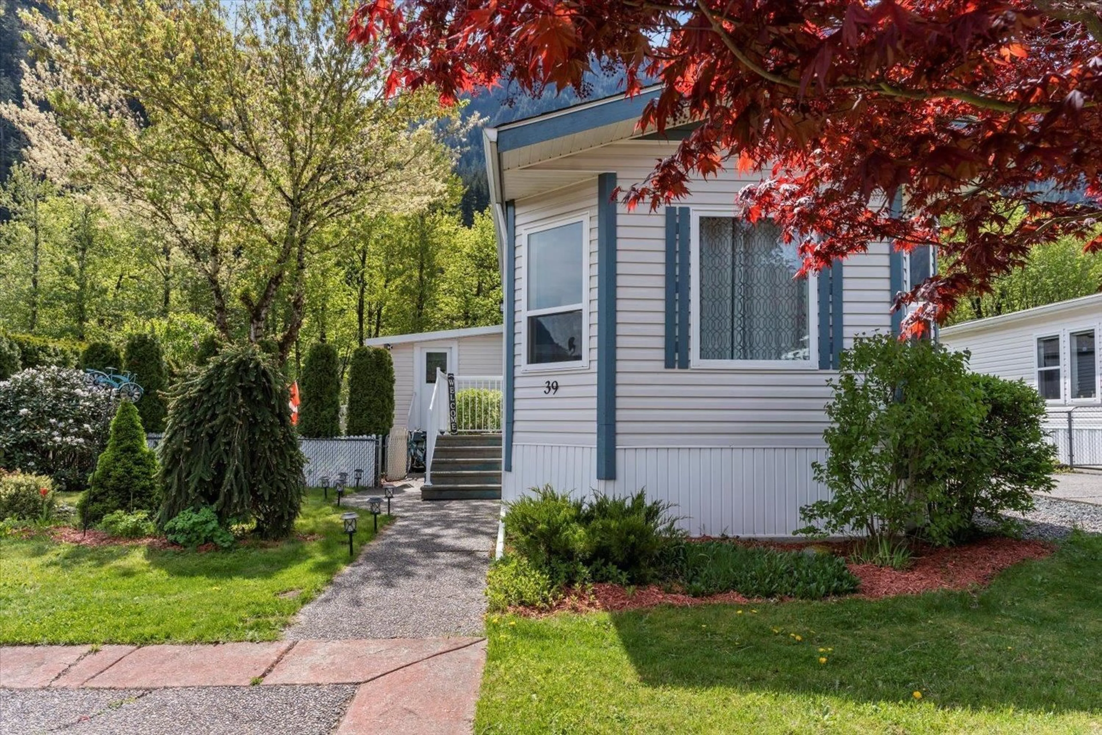 Home with vinyl exterior material, street for 39 - 62790 FLOOD HOPE ROAD, Hope British Columbia V0X1L2