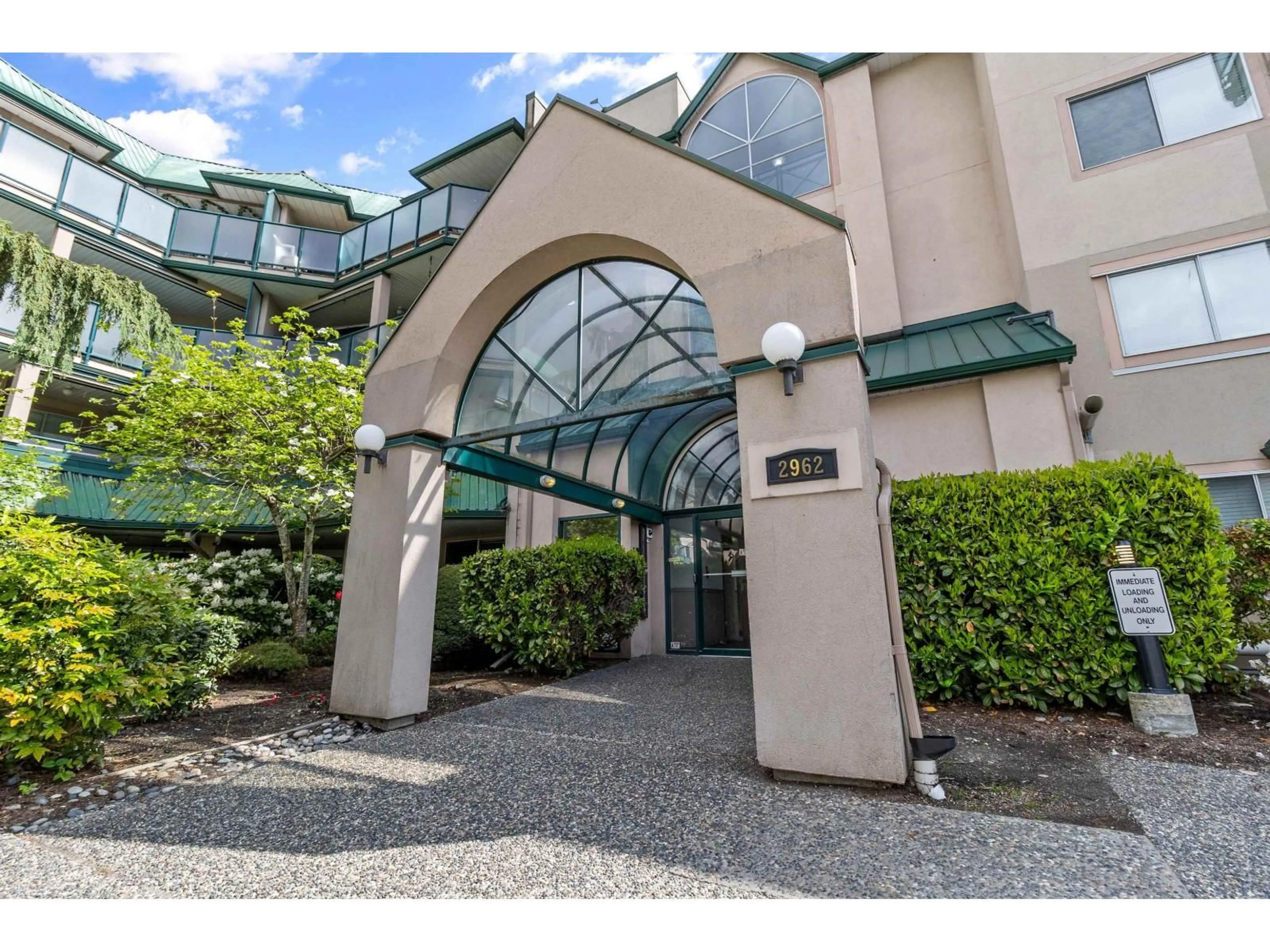 Indoor foyer for 321 - 2962 TRETHEWEY STREET, Abbotsford British Columbia V2T4M3