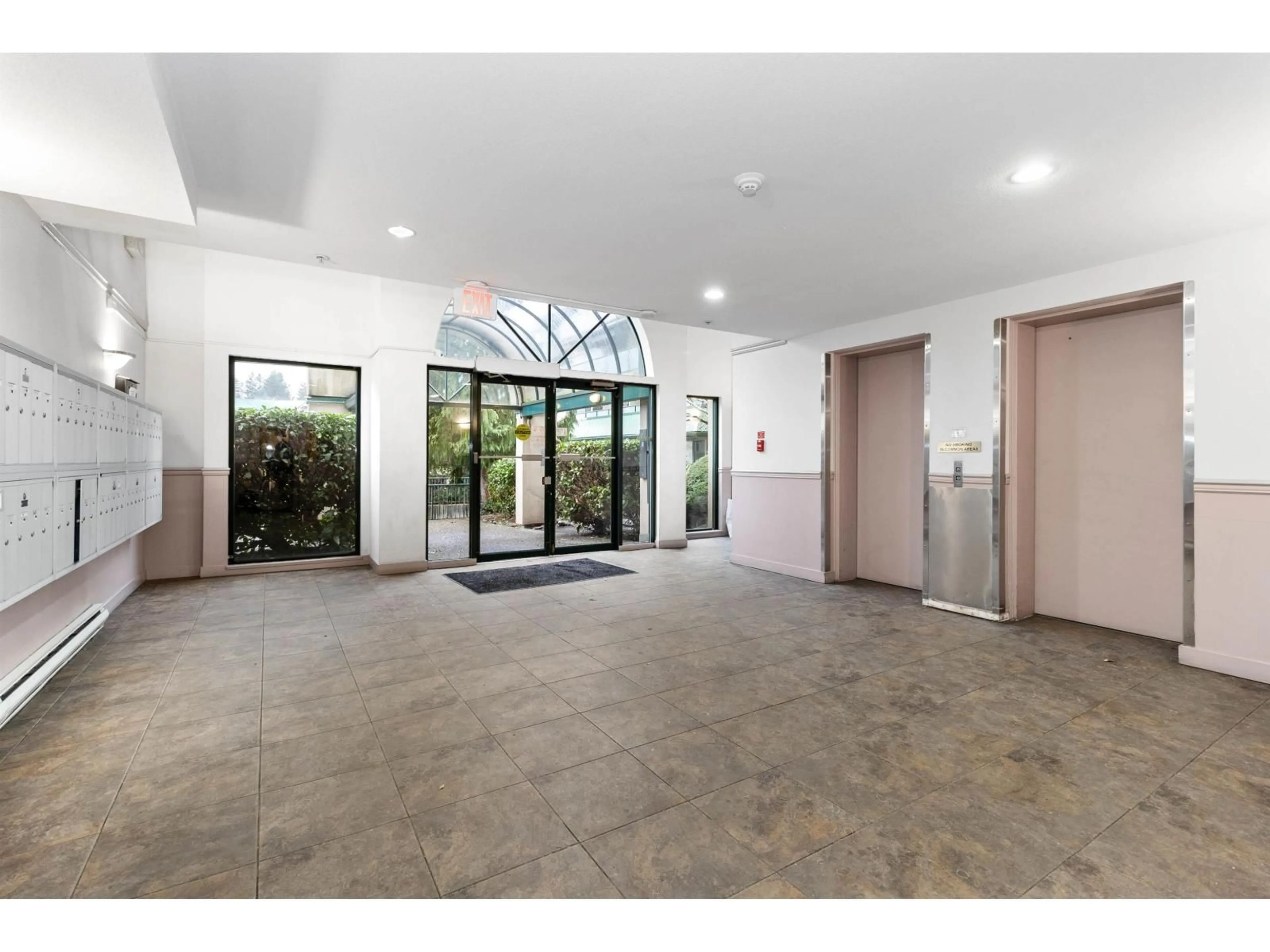 Indoor foyer for 321 - 2962 TRETHEWEY STREET, Abbotsford British Columbia V2T4M3