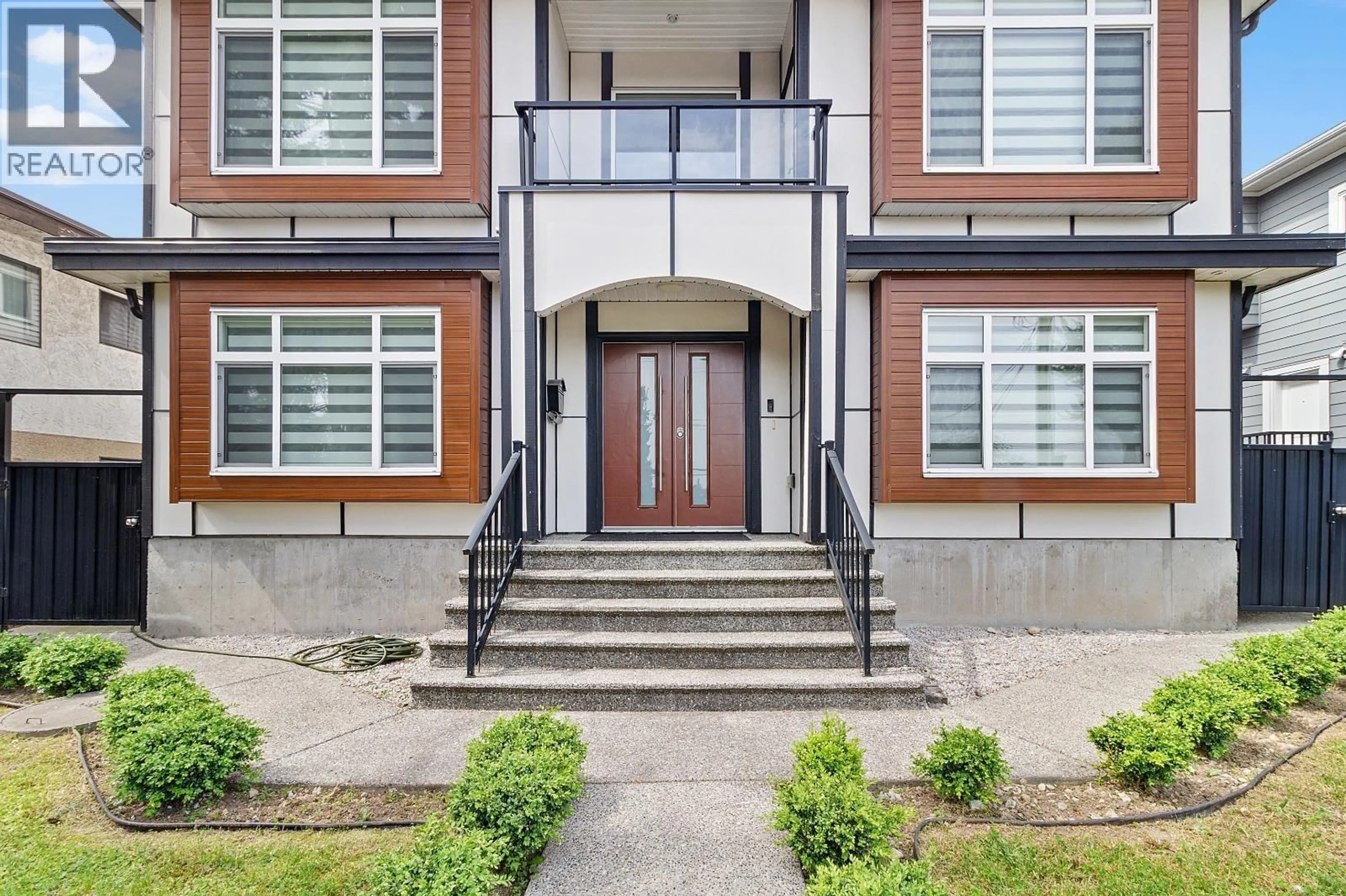 Indoor entryway for 8175 10TH AVENUE, Burnaby British Columbia V3N2S5