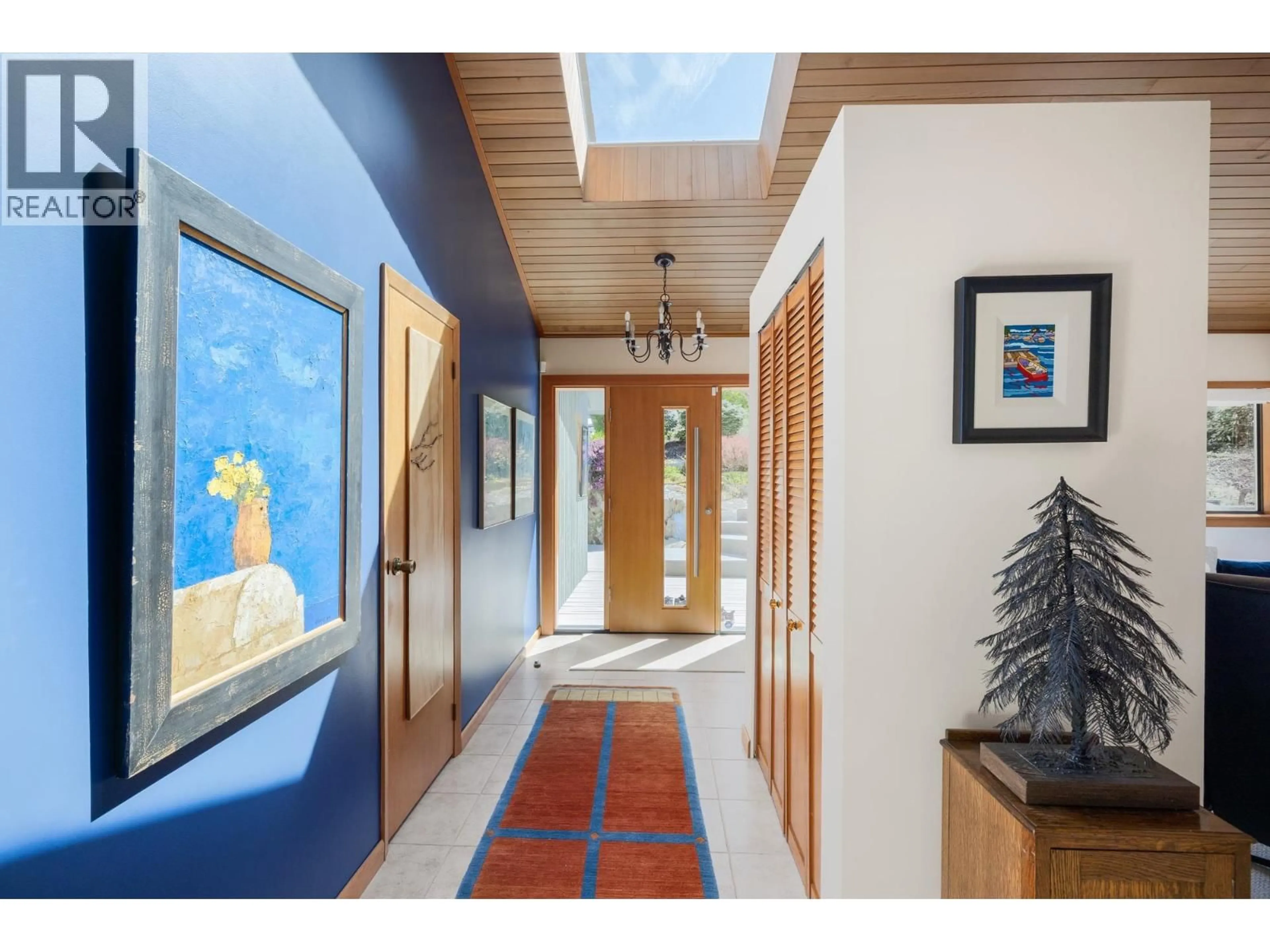 Indoor foyer for 120 MOUNTAIN DRIVE, Lions Bay British Columbia V0N2E0