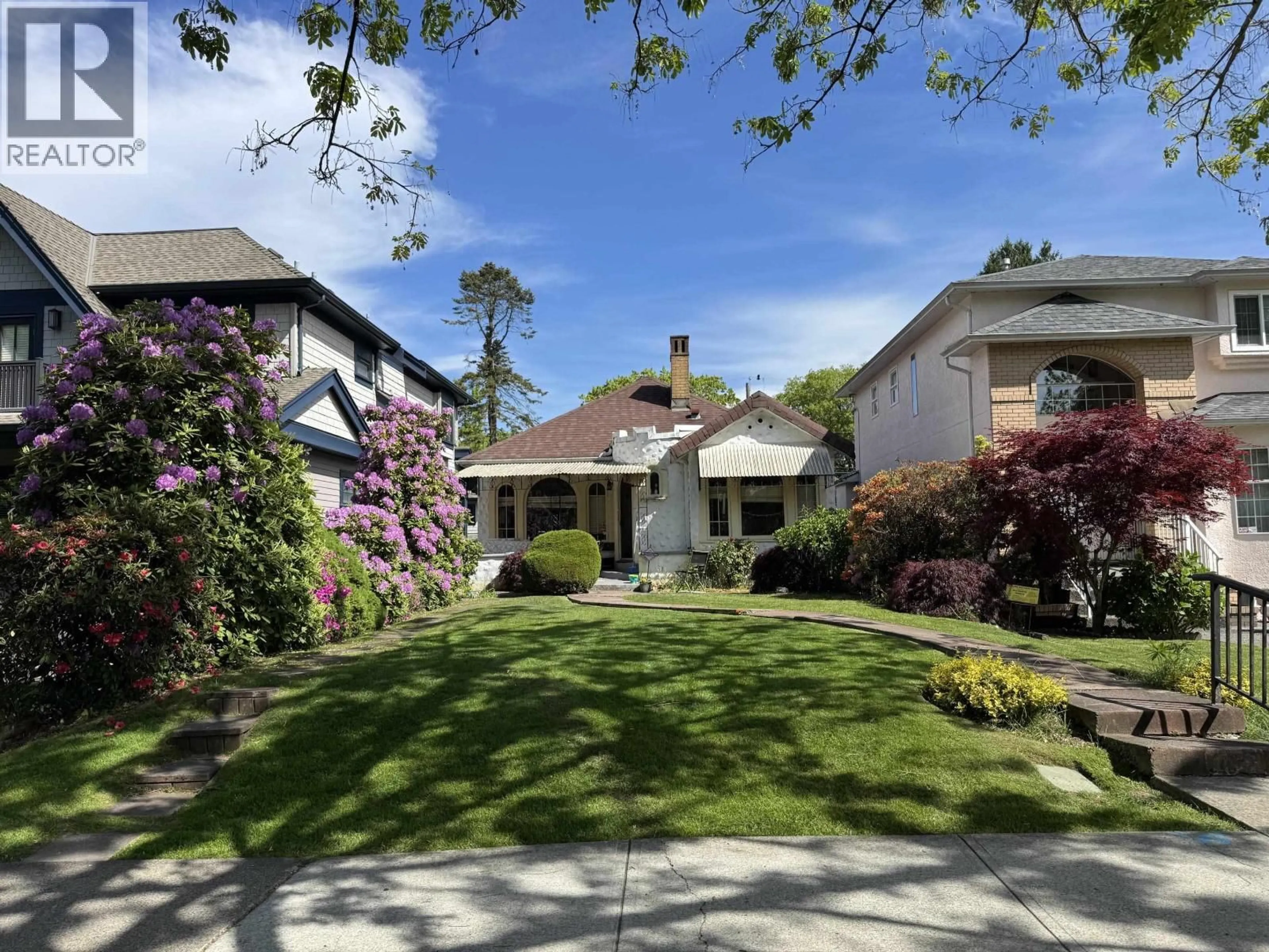 A pic from outside/outdoor area/front of a property/back of a property/a pic from drone, street for 185 23RD AVENUE, Vancouver British Columbia V5Y2H1
