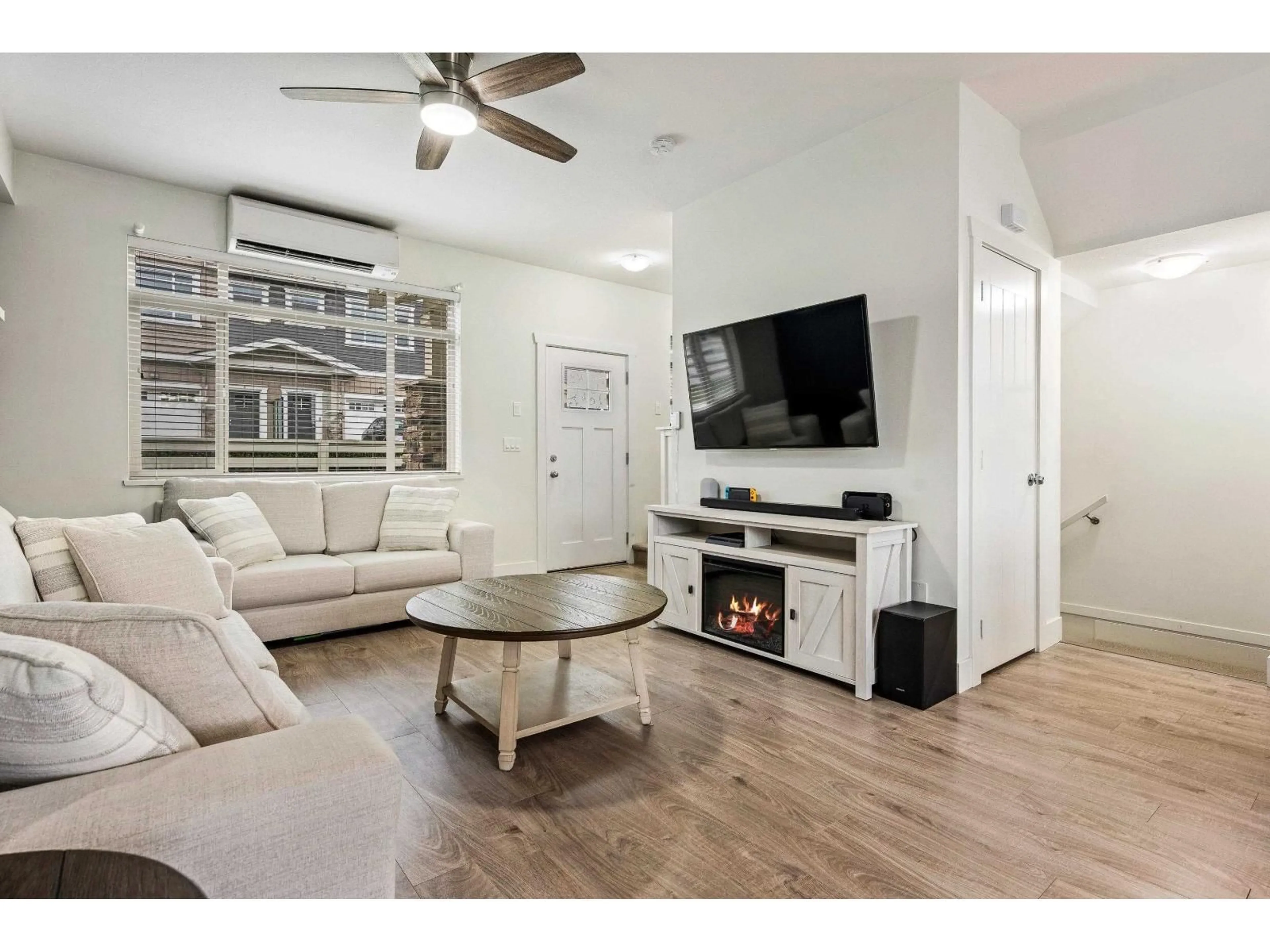 Living room with furniture, wood/laminate floor for 24 - 34230 ELMWOOD DRIVE, Abbotsford British Columbia V2S0J1