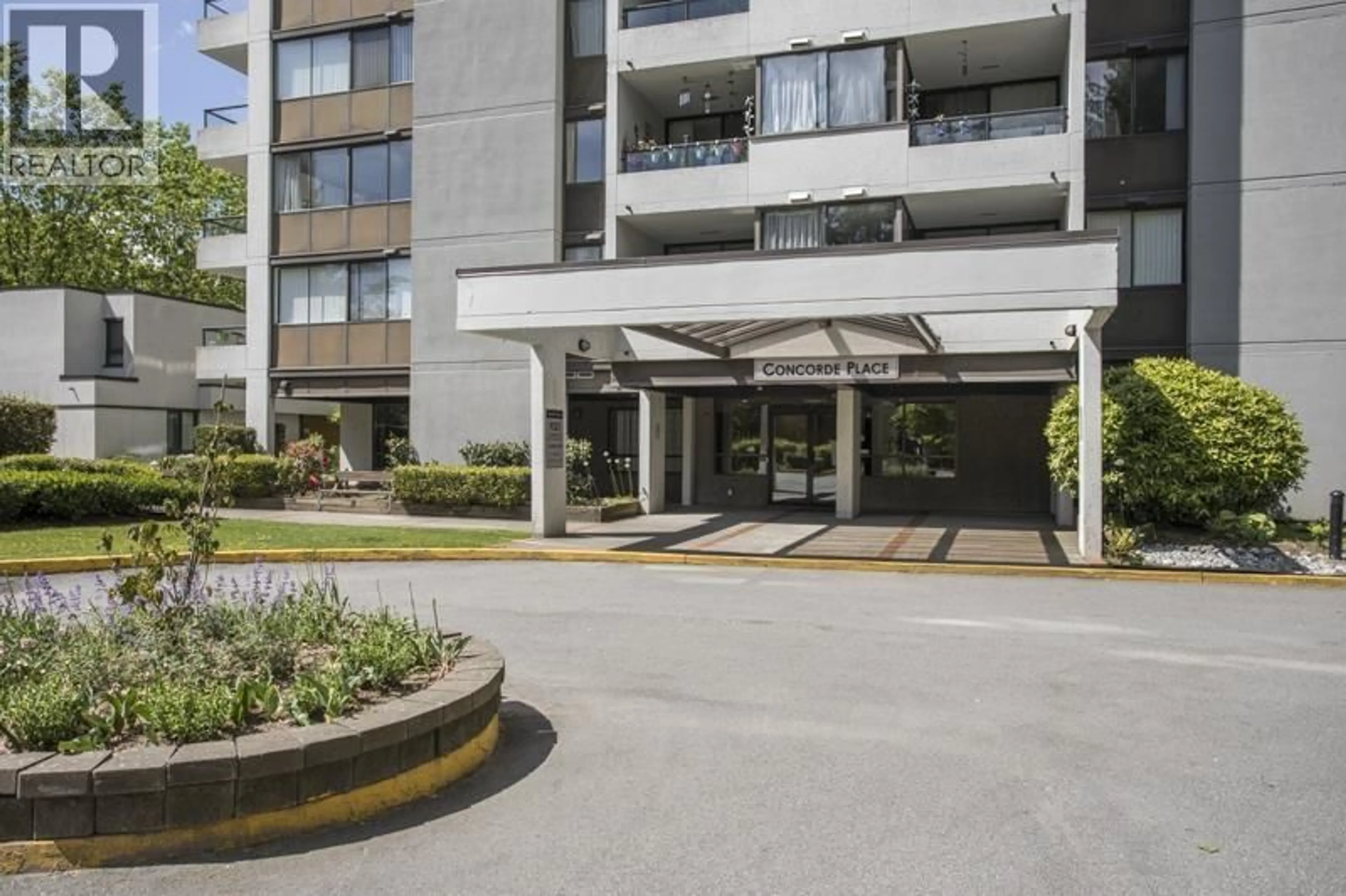 Indoor foyer for 1607 - 9521 CARDSTON COURT, Burnaby British Columbia V3N4R8