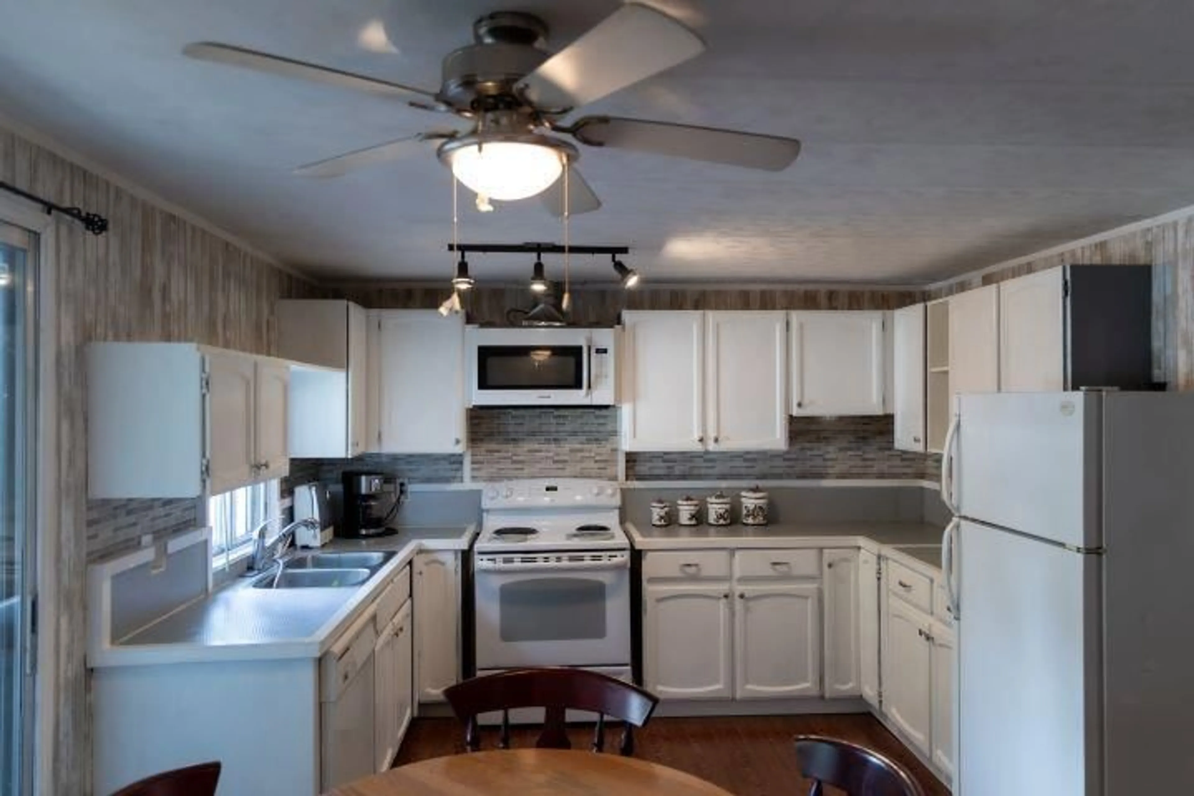 Standard kitchen, unknown for 115 - 8220 KING GEORGE HIGHWAY, Surrey British Columbia V3W6E1