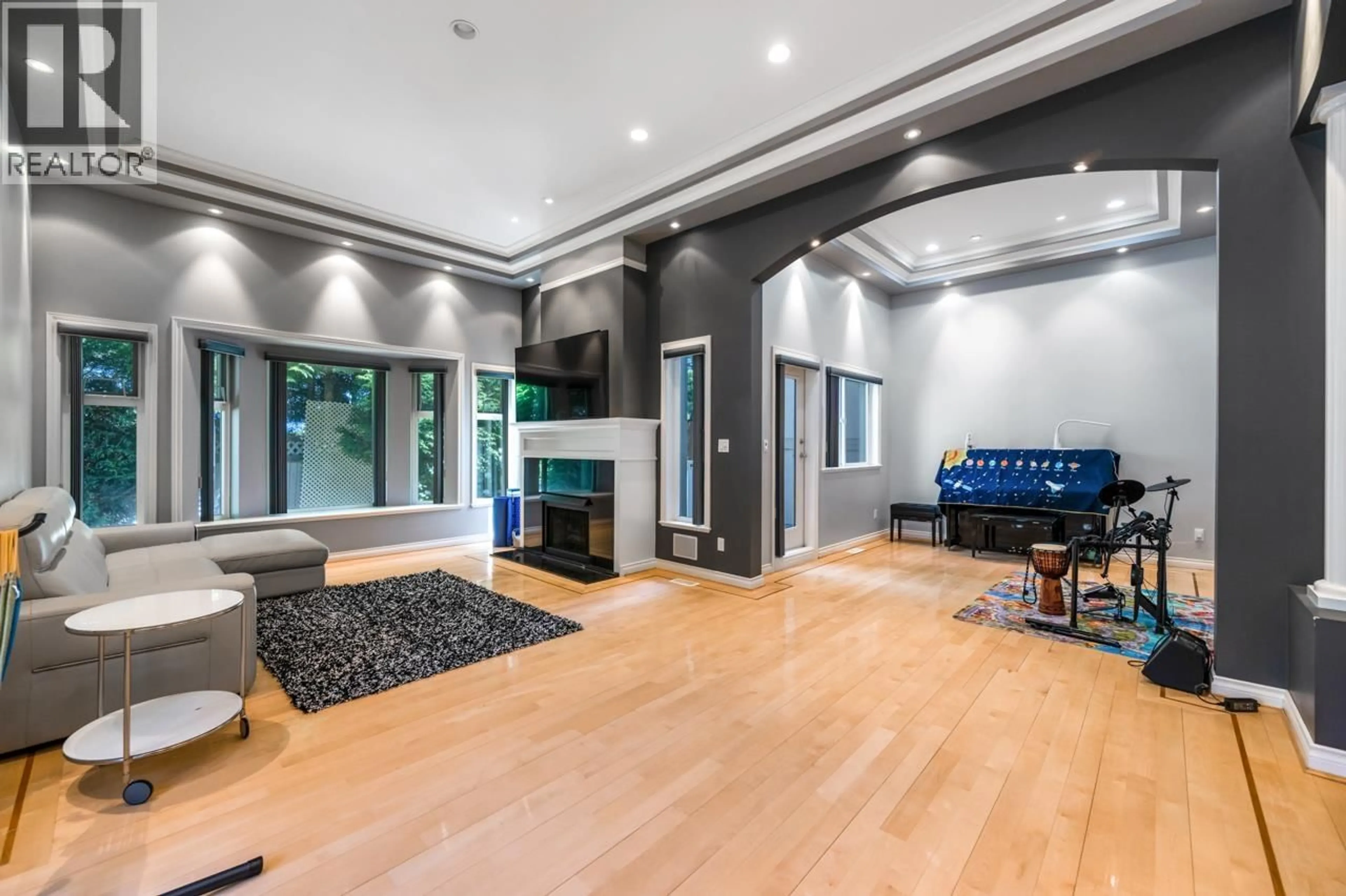 Indoor foyer for 6030 ELGIN AVENUE, Burnaby British Columbia V5H3S4
