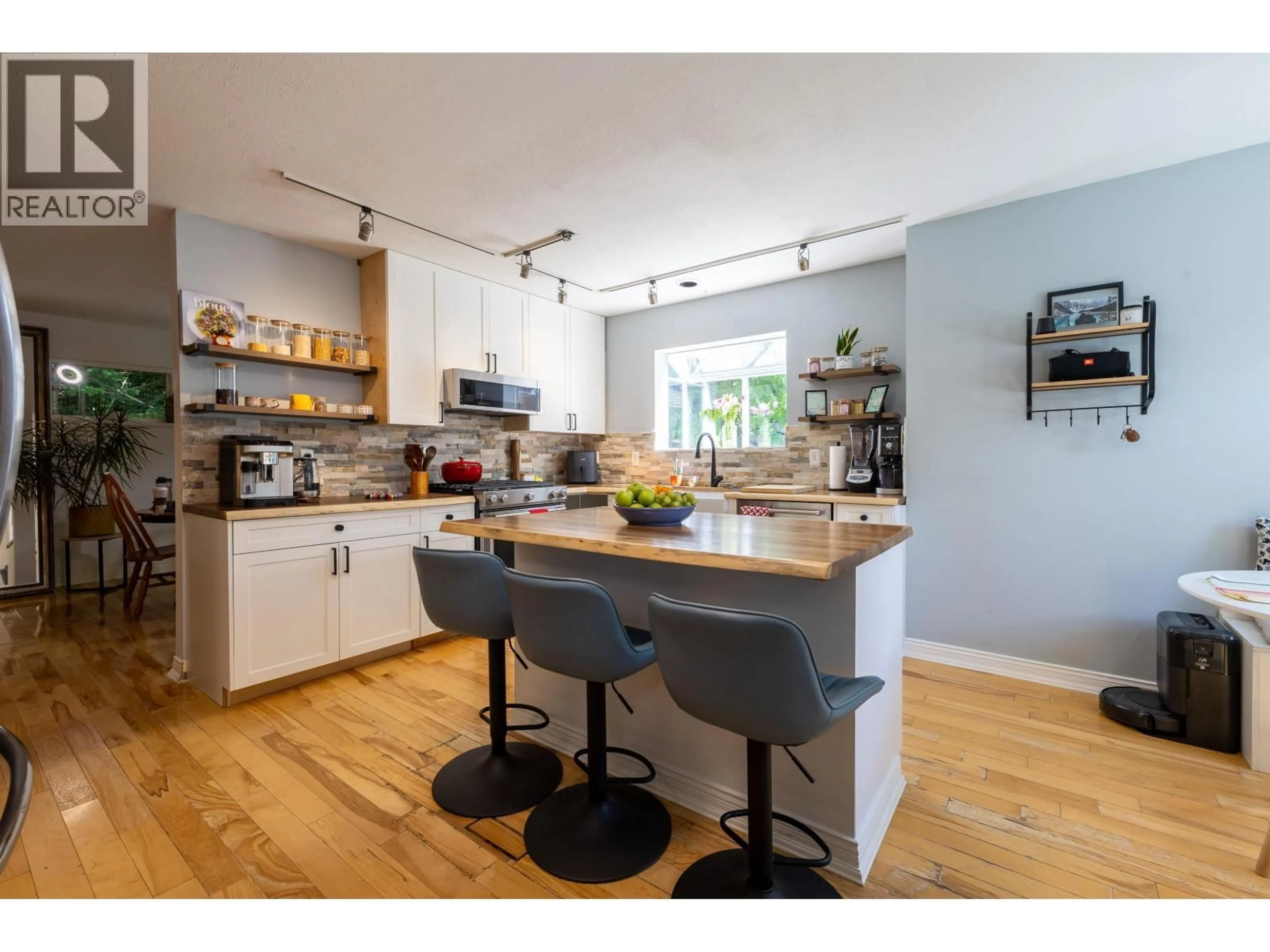 Open concept kitchen, wood/laminate floor for 40 - 2401 MAMQUAM ROAD, Squamish British Columbia V8B0H6