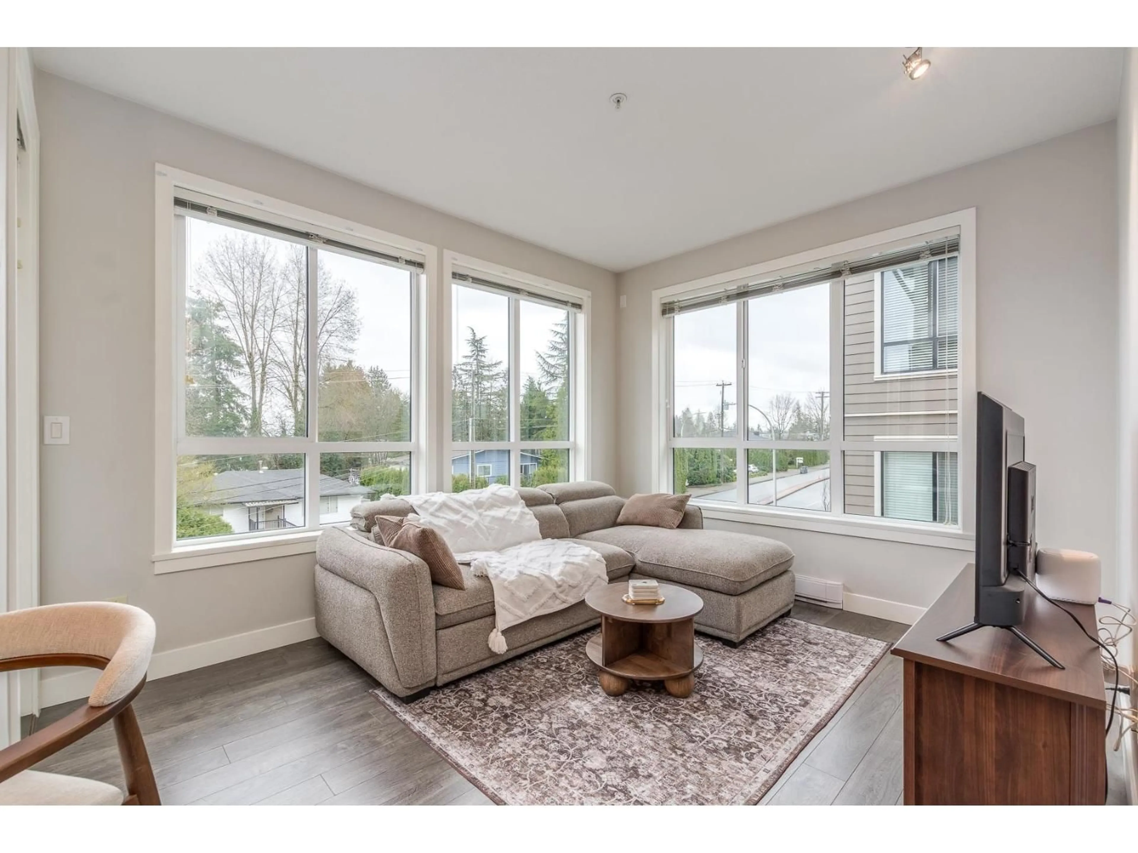 Living room with furniture, wood/laminate floor for 406 - 15388 105 AVENUE, Surrey British Columbia V3R0C4