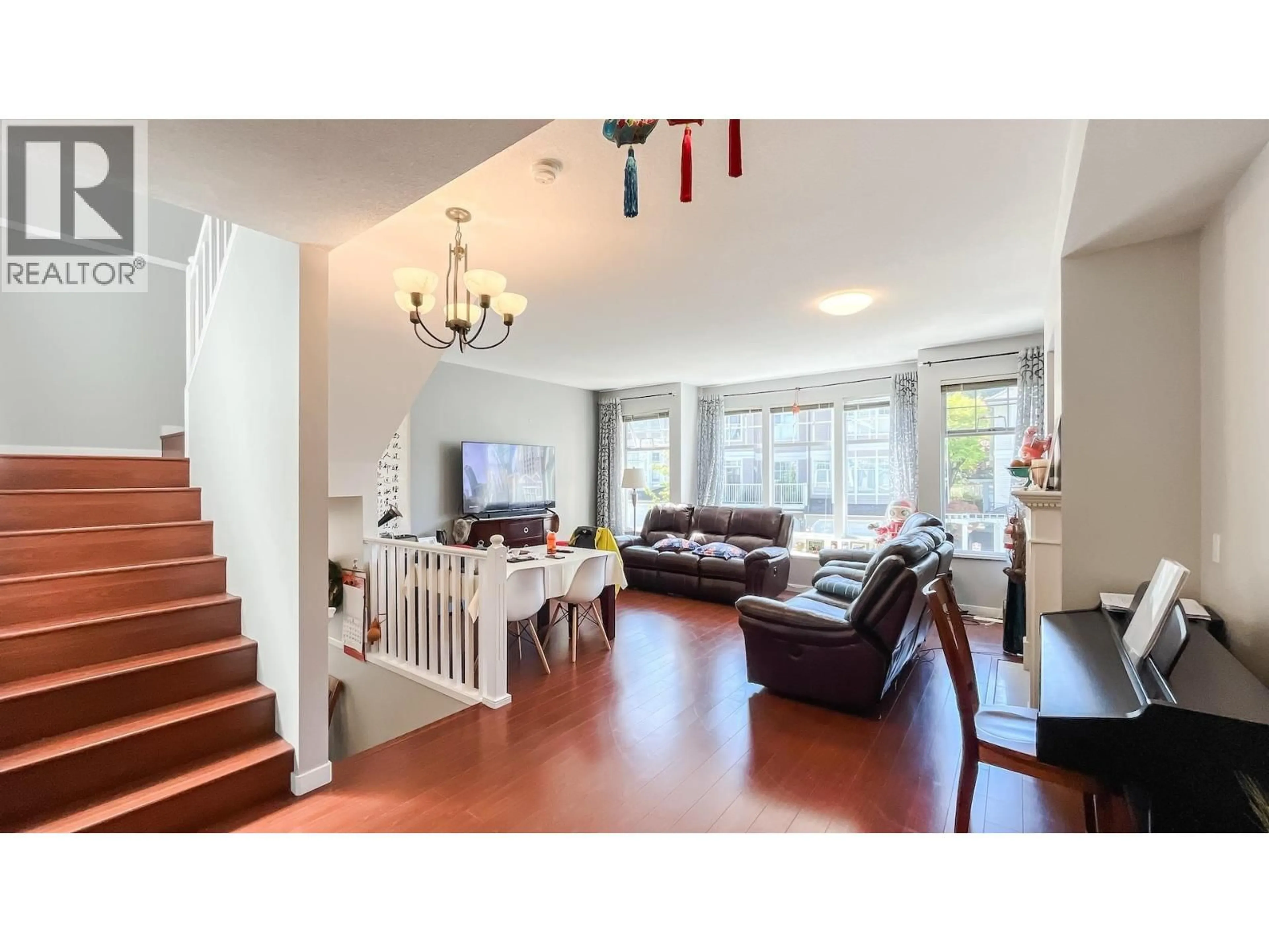 Living room with furniture, wood/laminate floor for 60 - 5950 OAKDALE ROAD, Burnaby British Columbia V5H4R5