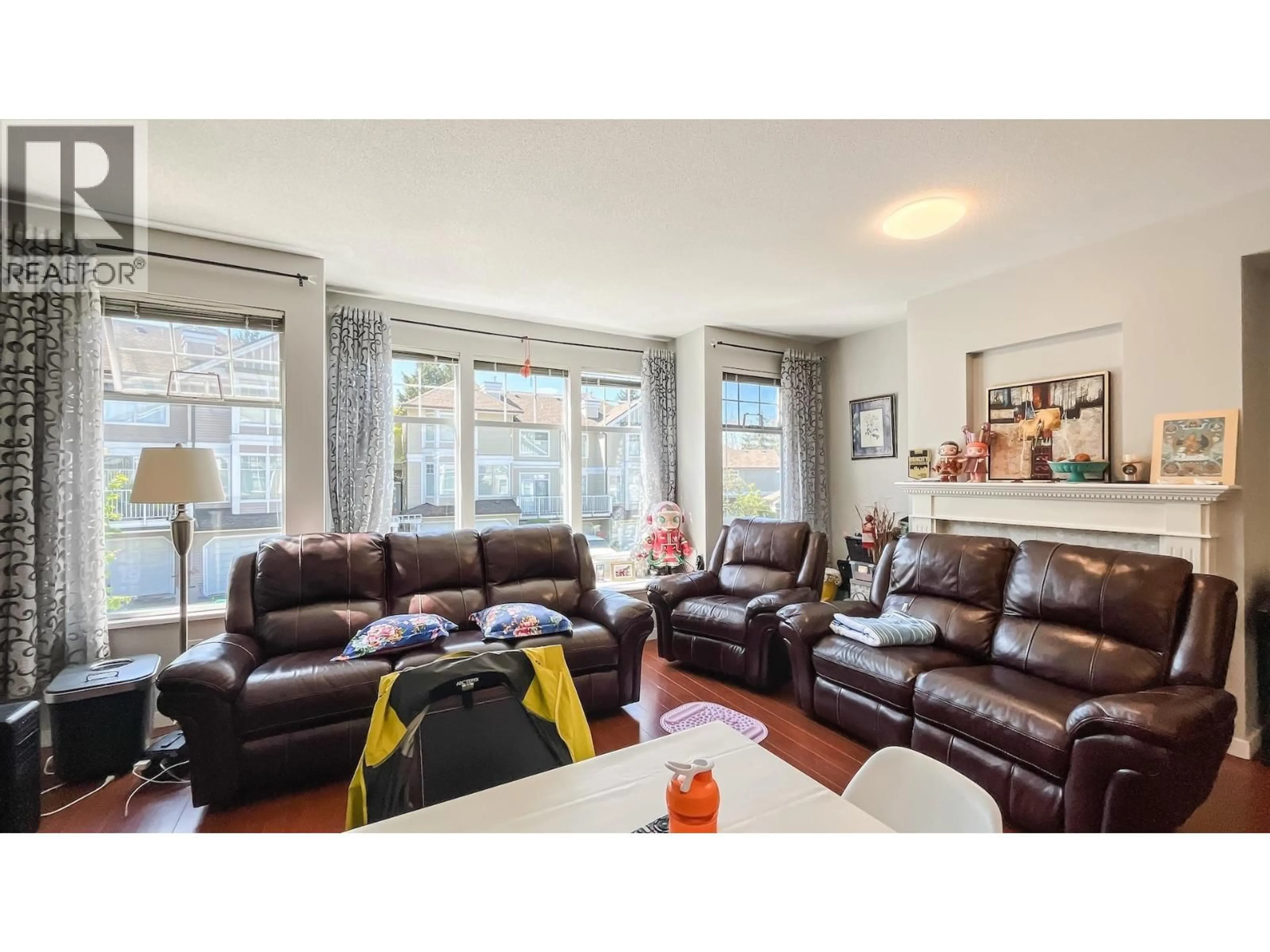 Living room with furniture, wood/laminate floor for 60 - 5950 OAKDALE ROAD, Burnaby British Columbia V5H4R5