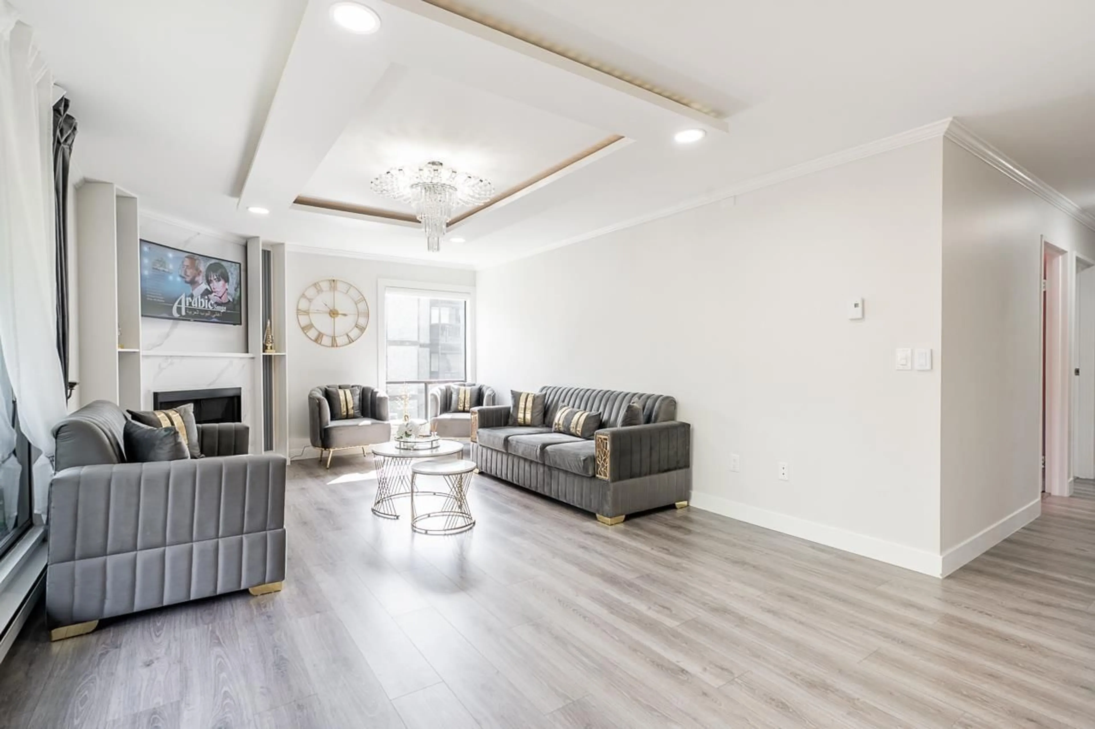 Living room with furniture, wood/laminate floor for 406 - 9672 134 STREET, Surrey British Columbia V3T5L5