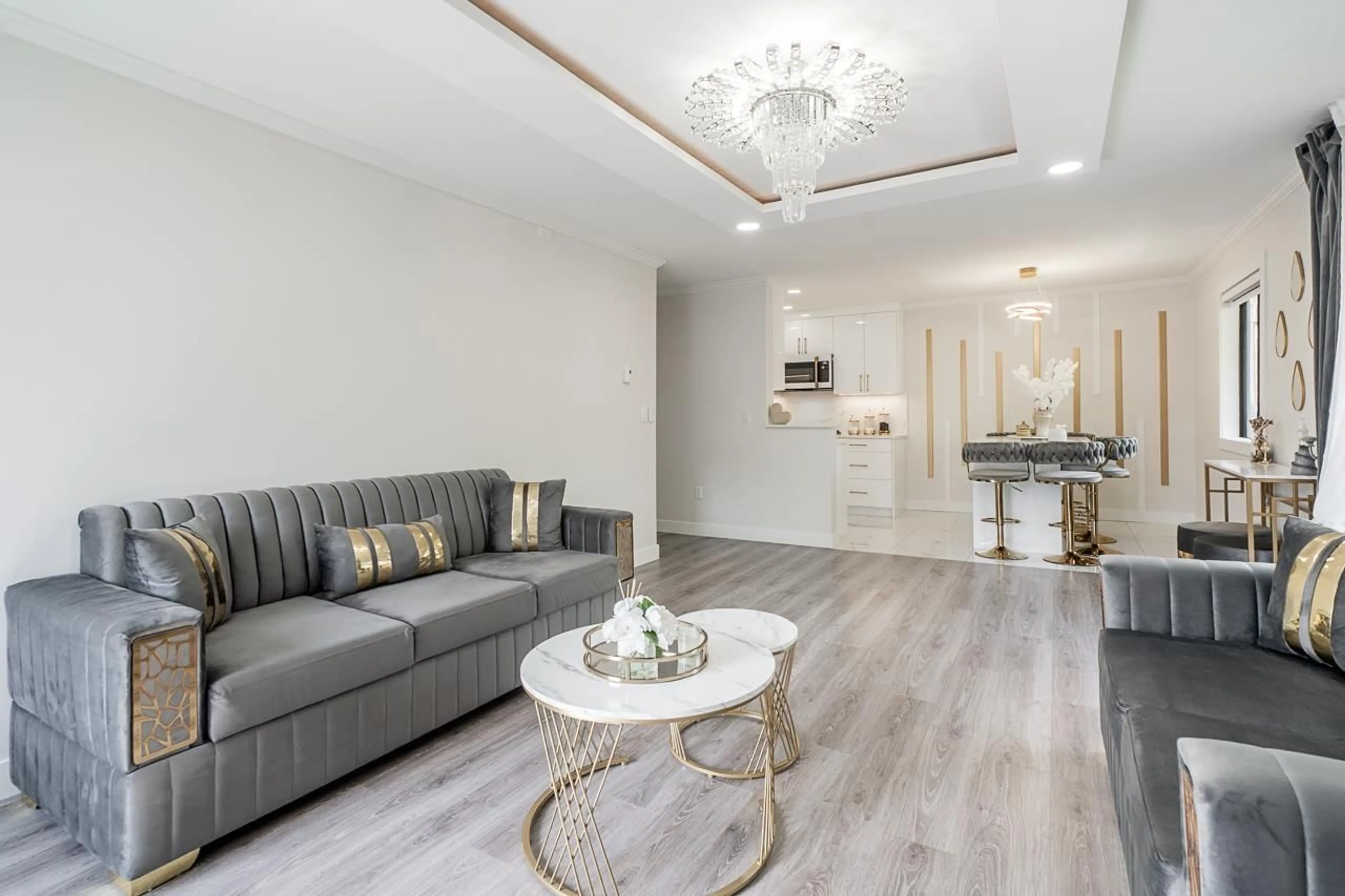 Living room with furniture, wood/laminate floor for 406 - 9672 134 STREET, Surrey British Columbia V3T5L5