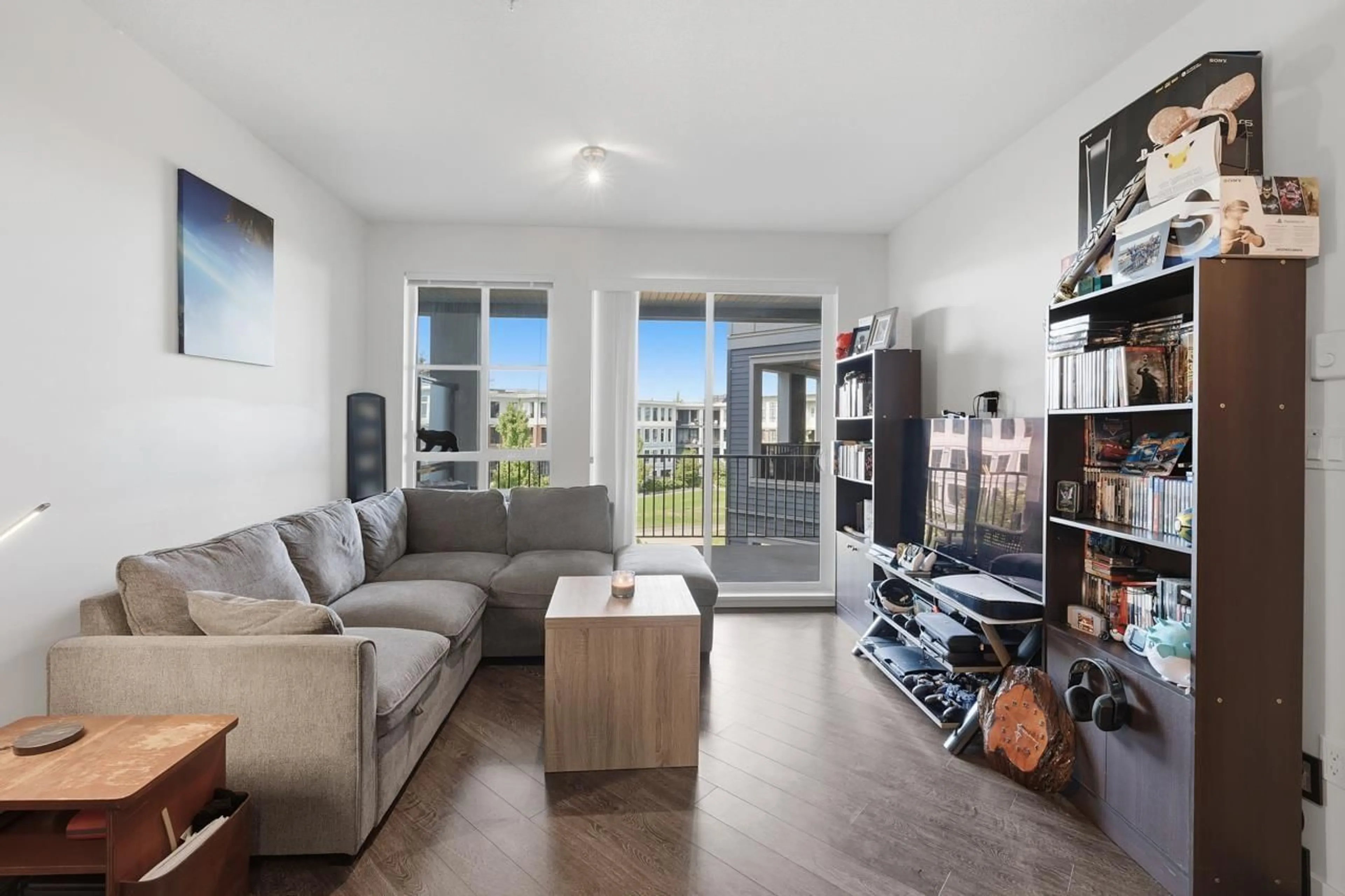 Living room with furniture, unknown for 304 - 15137 33 AVENUE, Surrey British Columbia V3Z0Y1