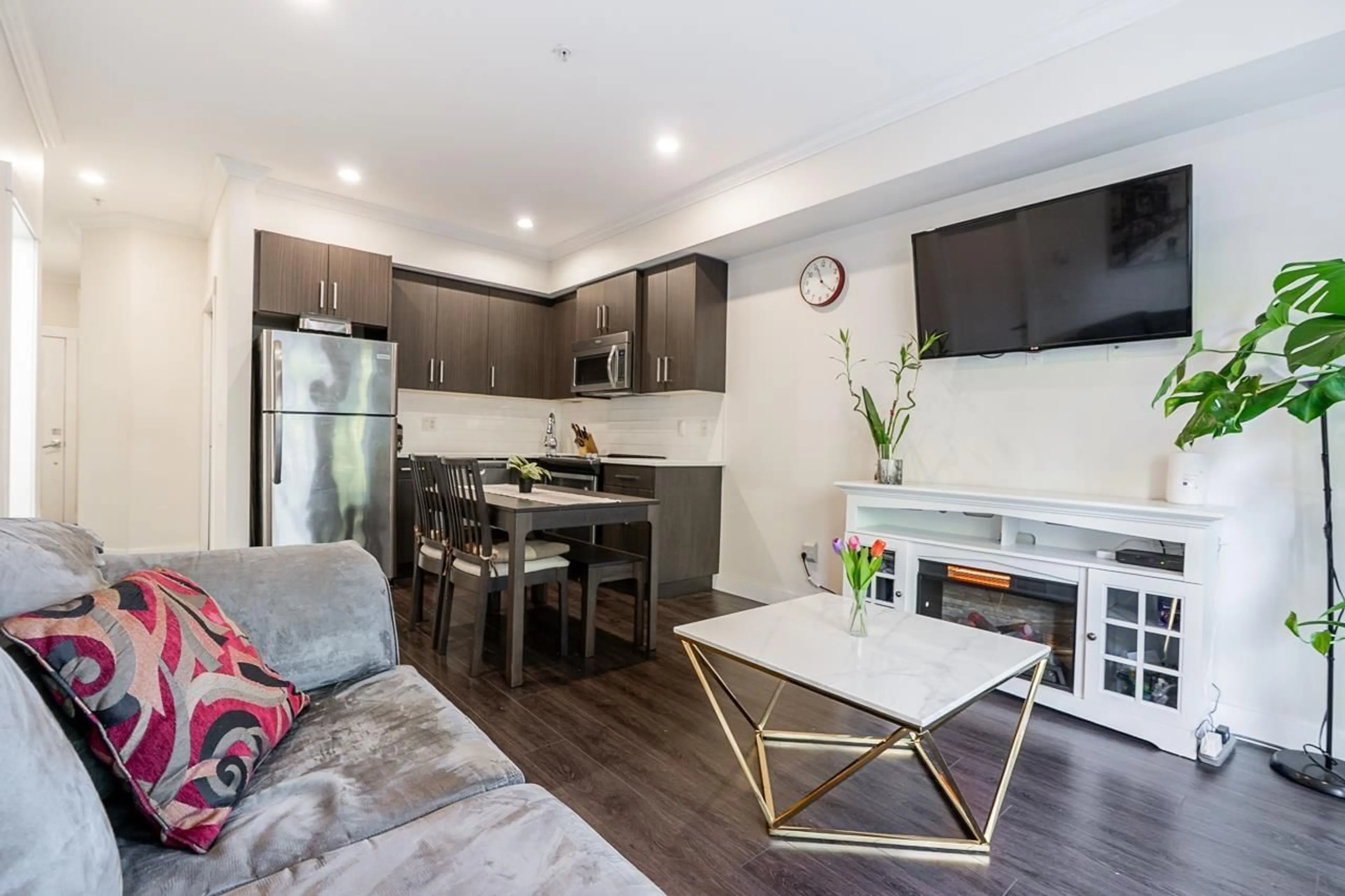 Open concept kitchen, wood/laminate floor for 7 - 7247 140 STREET, Surrey British Columbia V3W1K8