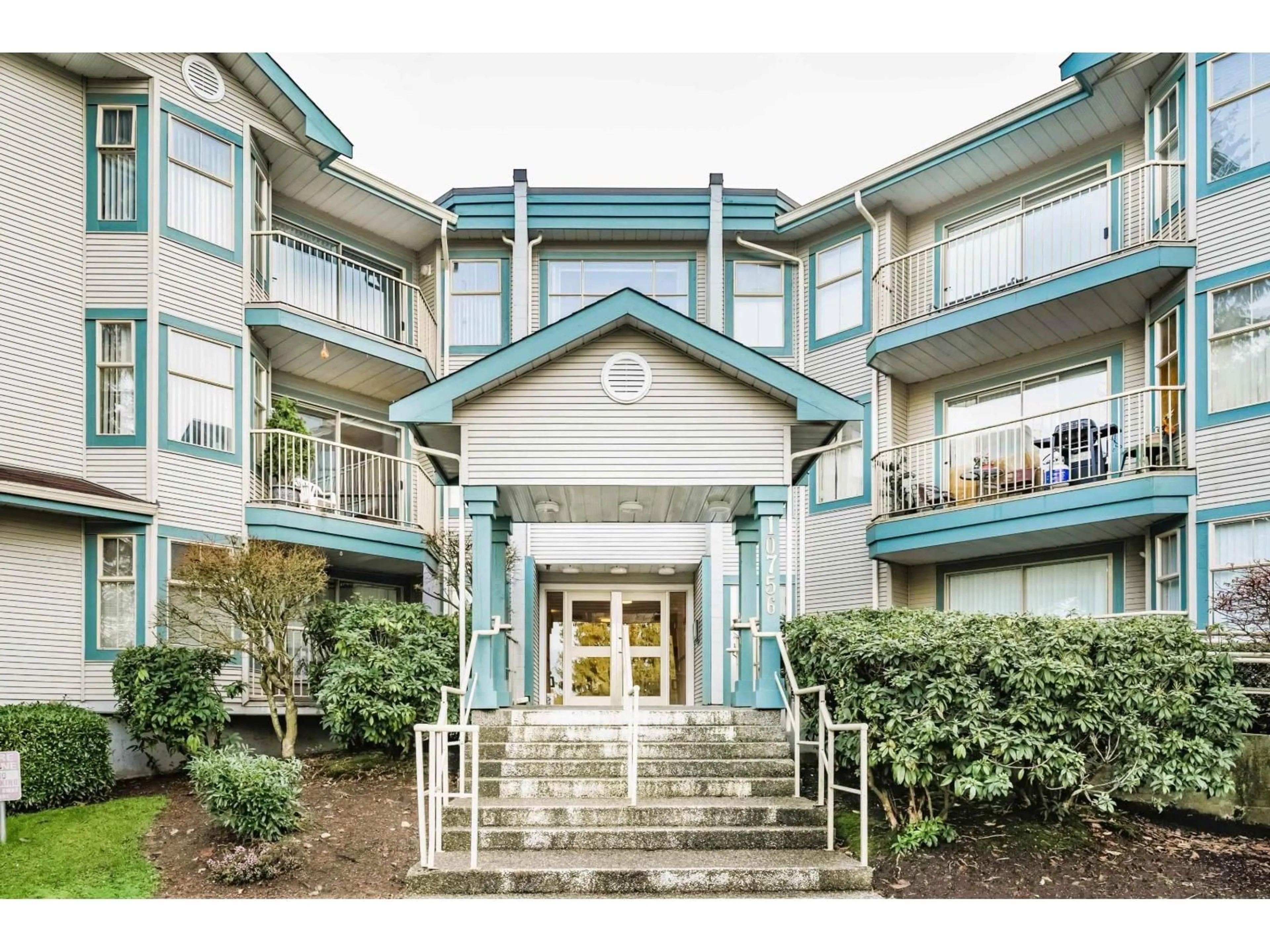 Indoor foyer for 304 - 10756 138 STREET, Surrey British Columbia V3T4K5