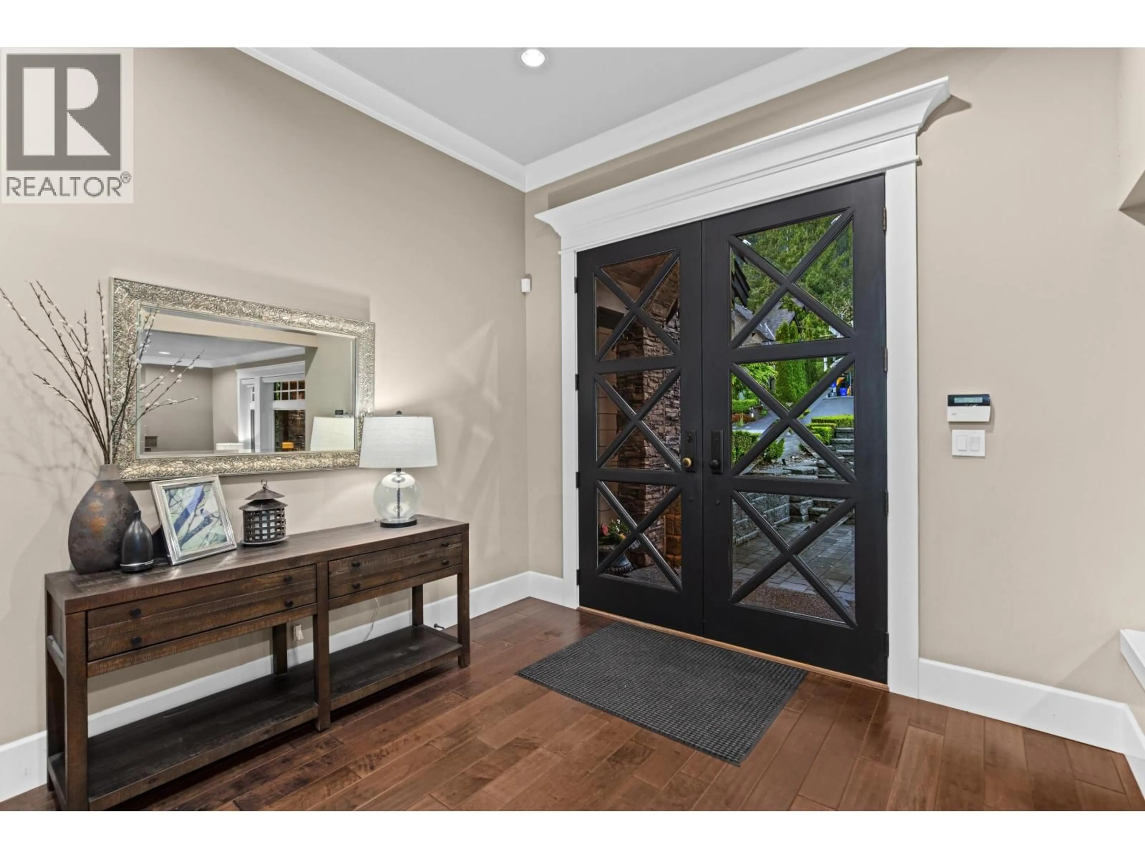 Indoor entryway for 673 SYLVAN AVENUE, North Vancouver British Columbia V7R2E8