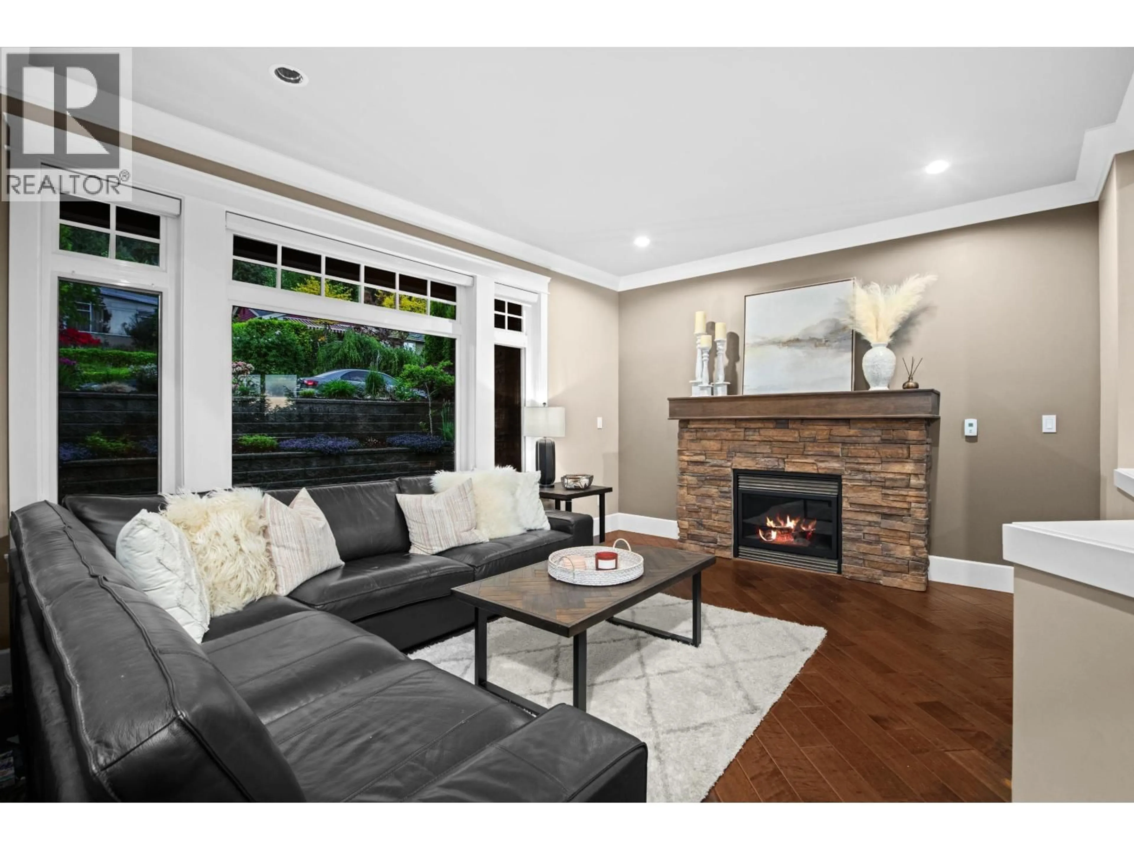 Living room with furniture, wood/laminate floor for 673 SYLVAN AVENUE, North Vancouver British Columbia V7R2E8