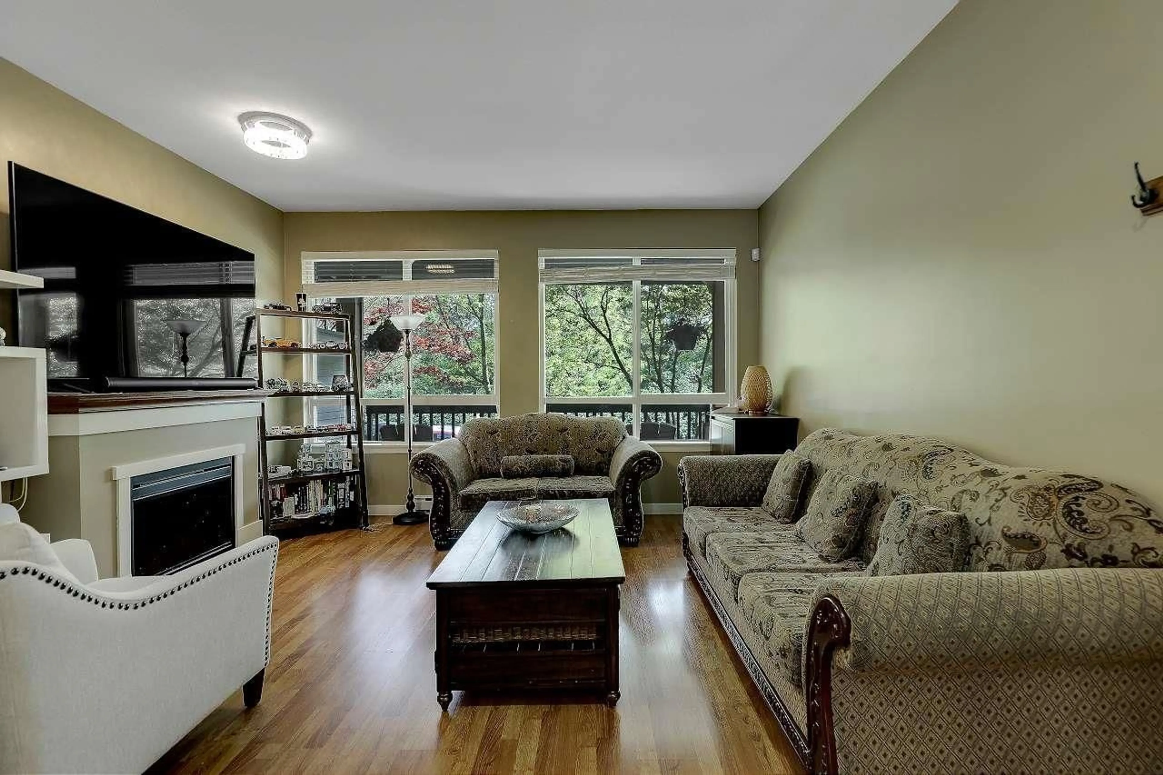 Living room with furniture, wood/laminate floor for 55 - 16789 60 AVENUE, Surrey British Columbia V3S1S8
