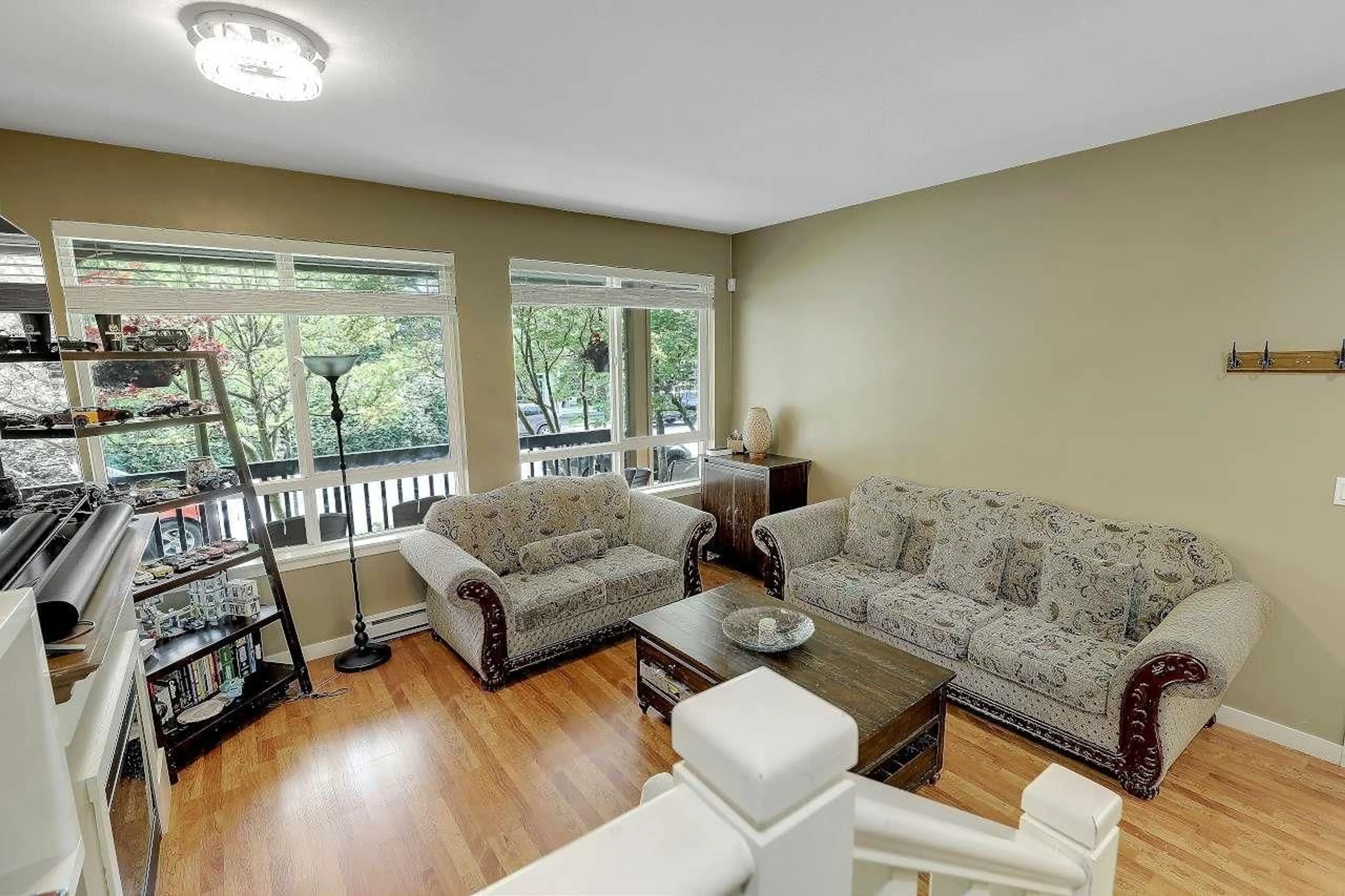 Living room with furniture, wood/laminate floor for 55 - 16789 60 AVENUE, Surrey British Columbia V3S1S8