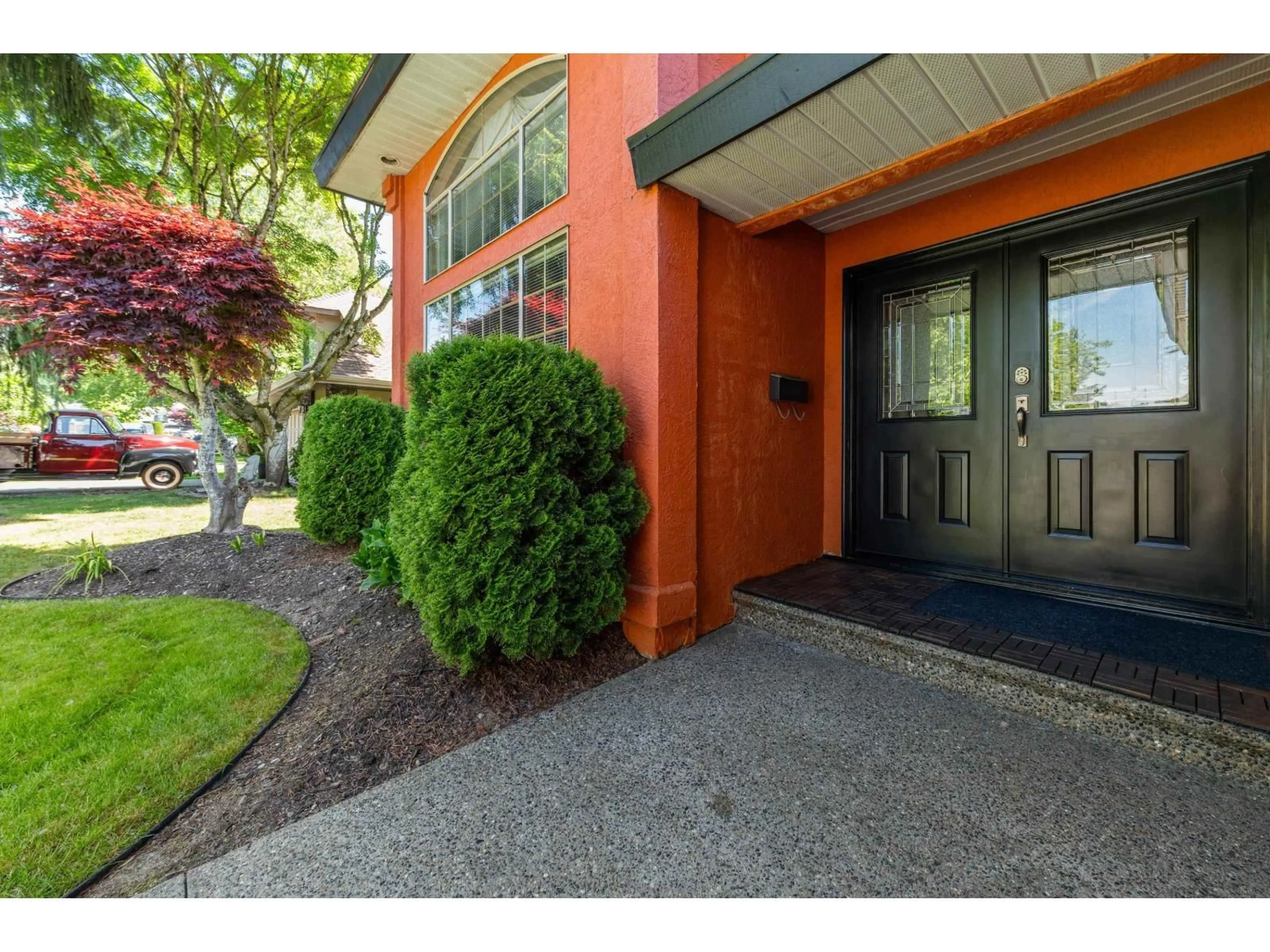 Indoor entryway for 8588 141 STREET, Surrey British Columbia V3W3A9