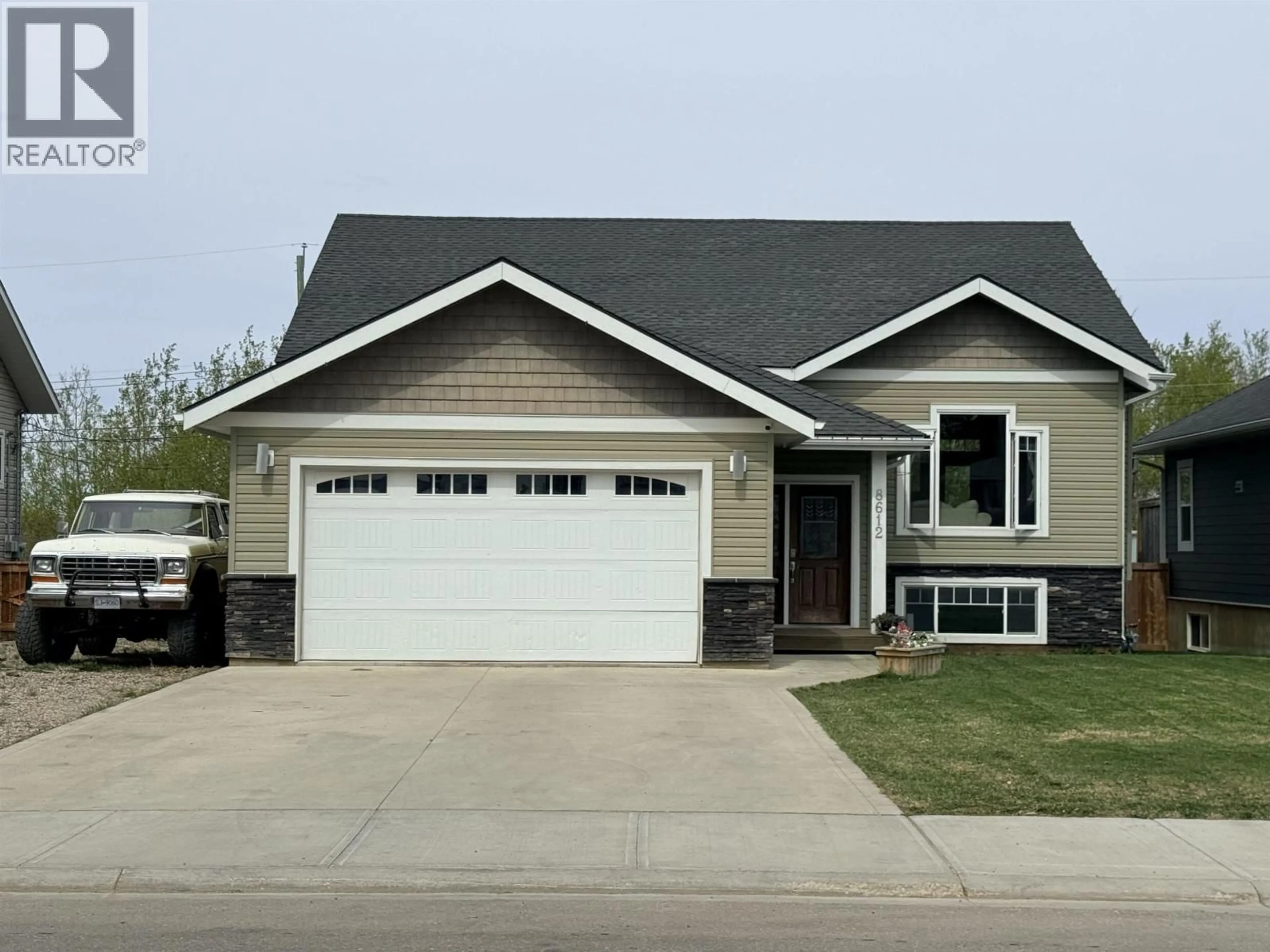 Home with vinyl exterior material, street for 8612 116 AVENUE, Fort St. John British Columbia V1J0B2