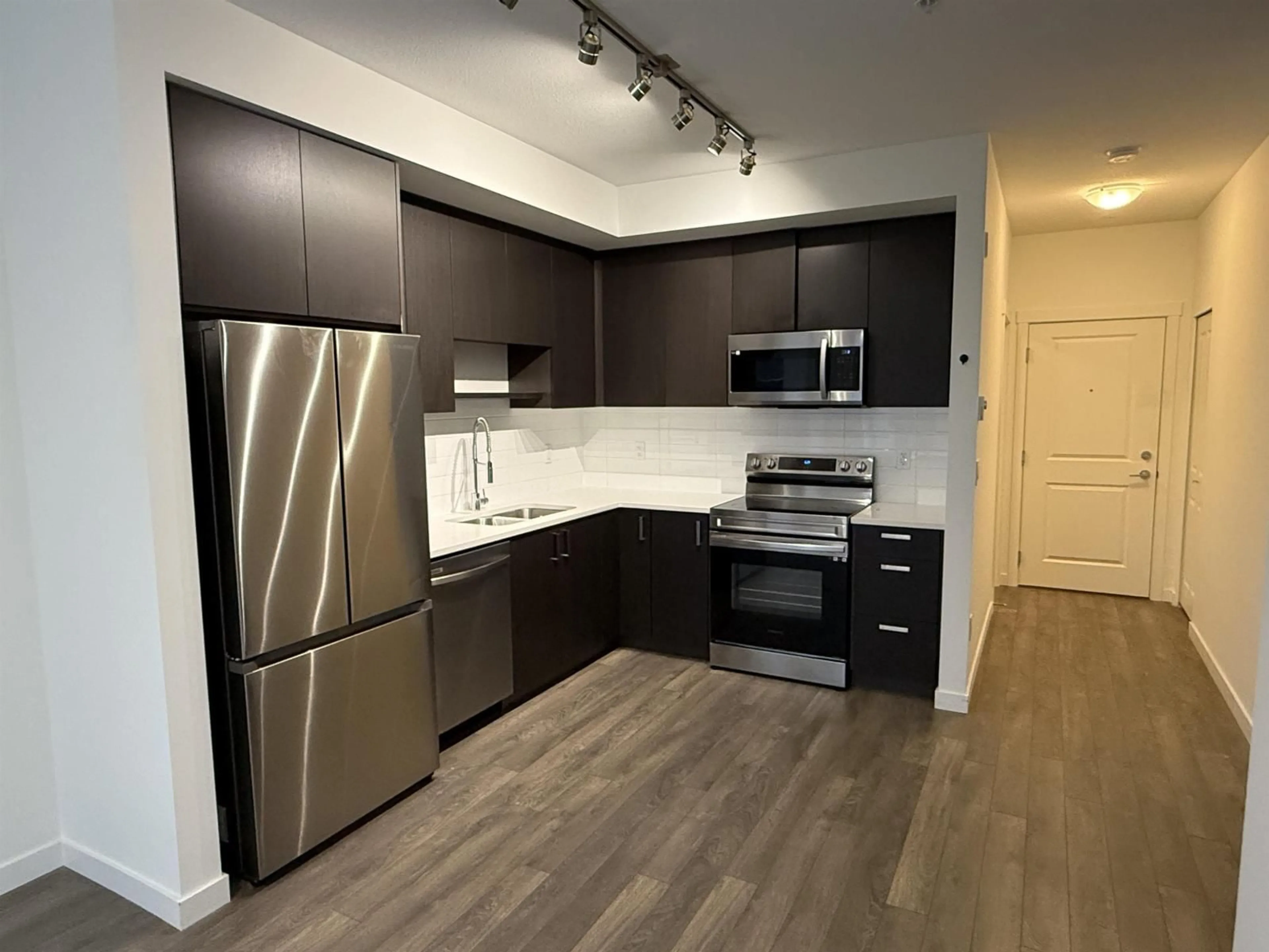 Standard kitchen, wood/laminate floor for 313 - 15858 FRASER HIGHWAY, Surrey British Columbia V4N6X4