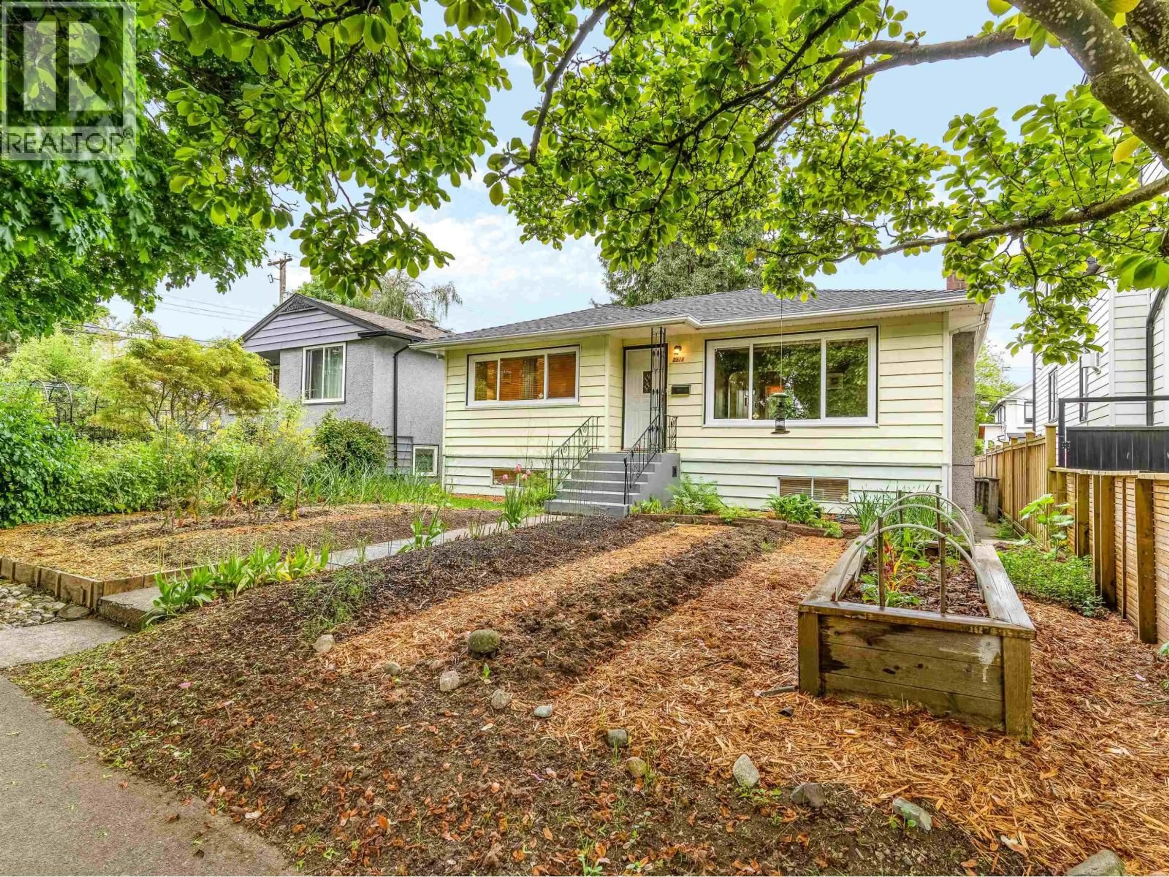 Unknown for 2578 15TH AVENUE, Vancouver British Columbia V5M2K1