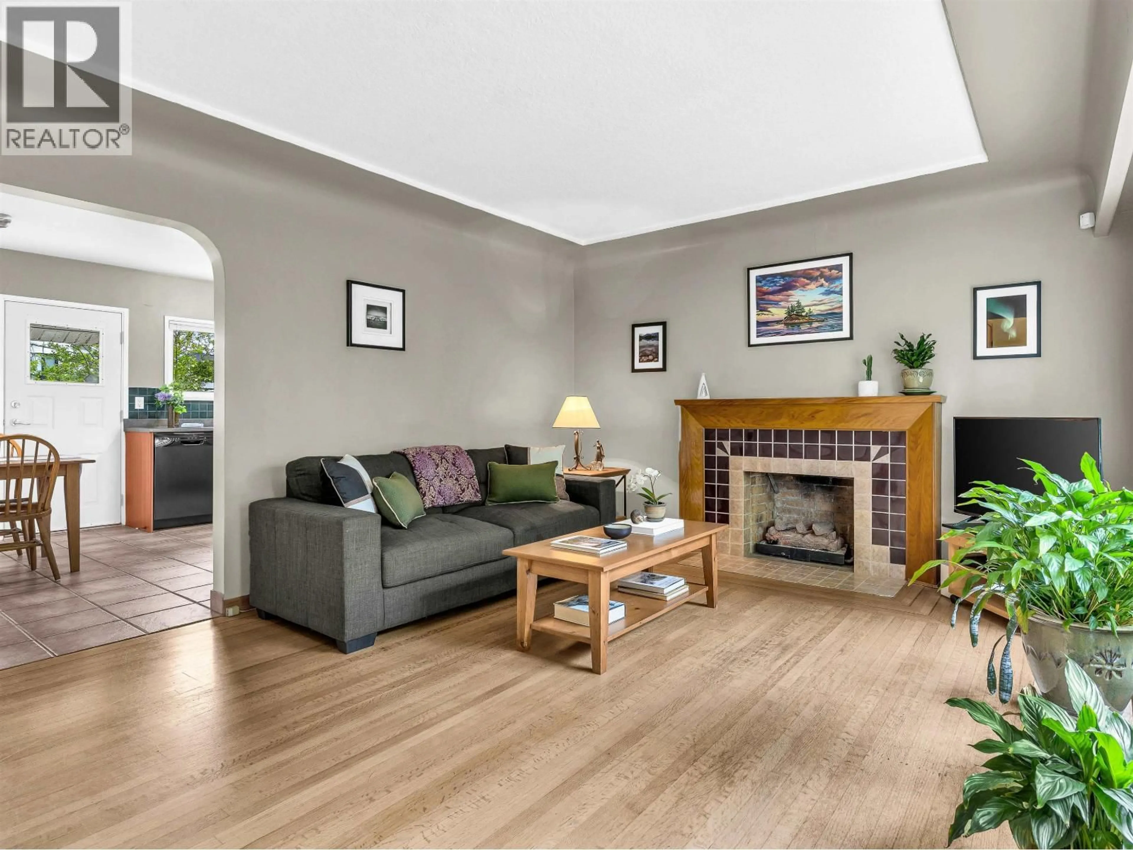 Living room with furniture, wood/laminate floor for 2578 15TH AVENUE, Vancouver British Columbia V5M2K1
