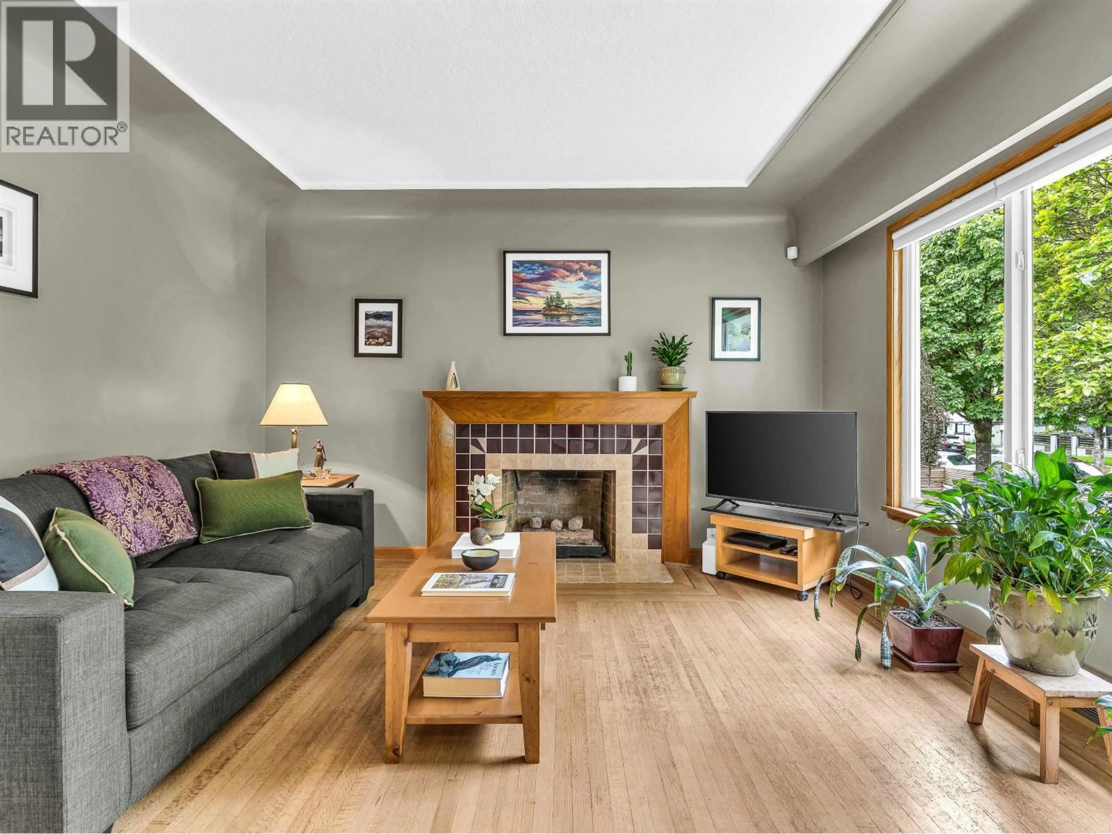 Living room with furniture, wood/laminate floor for 2578 15TH AVENUE, Vancouver British Columbia V5M2K1
