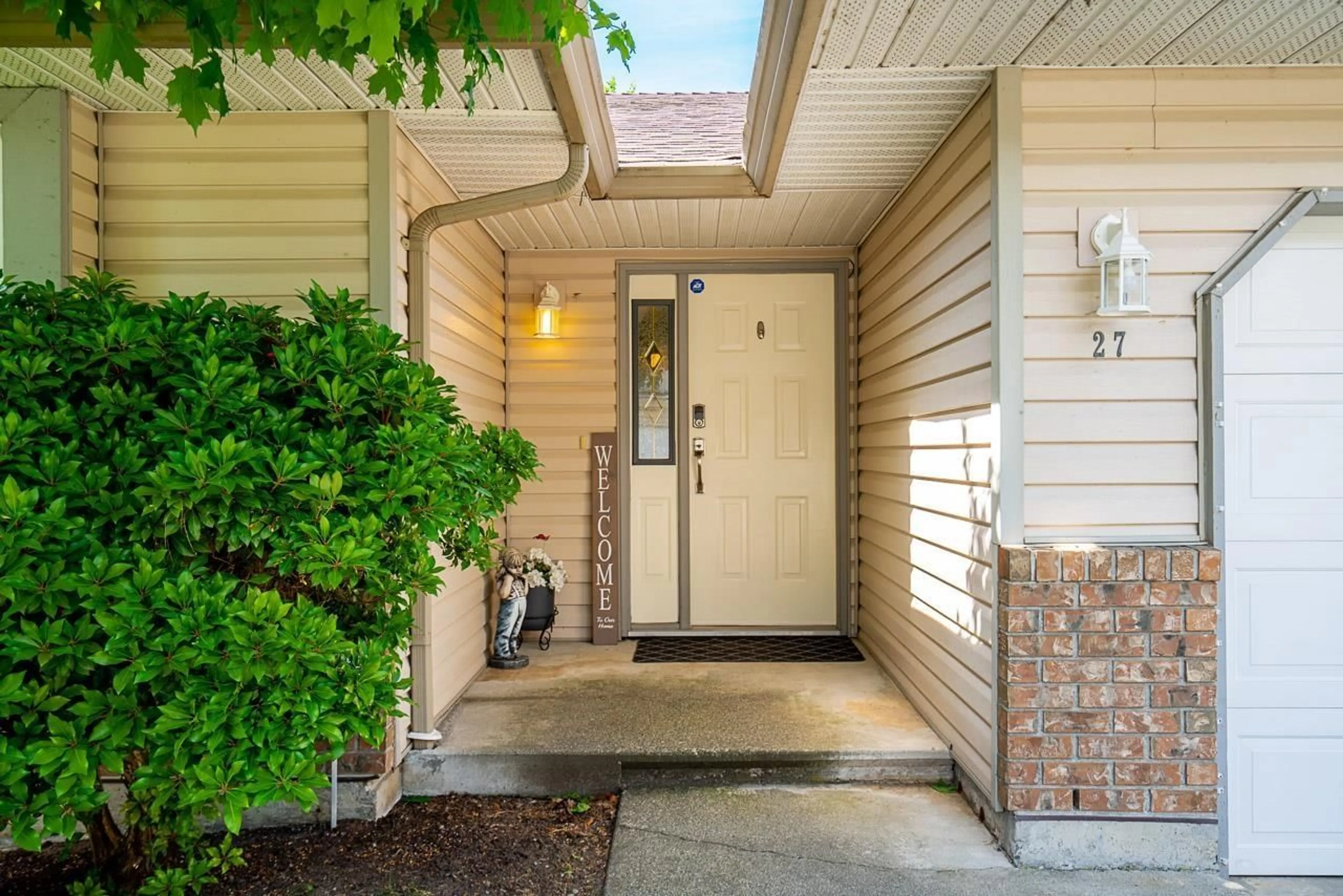 Indoor entryway for 27 - 2023 WINFIELD DRIVE, Abbotsford British Columbia V3G1K5