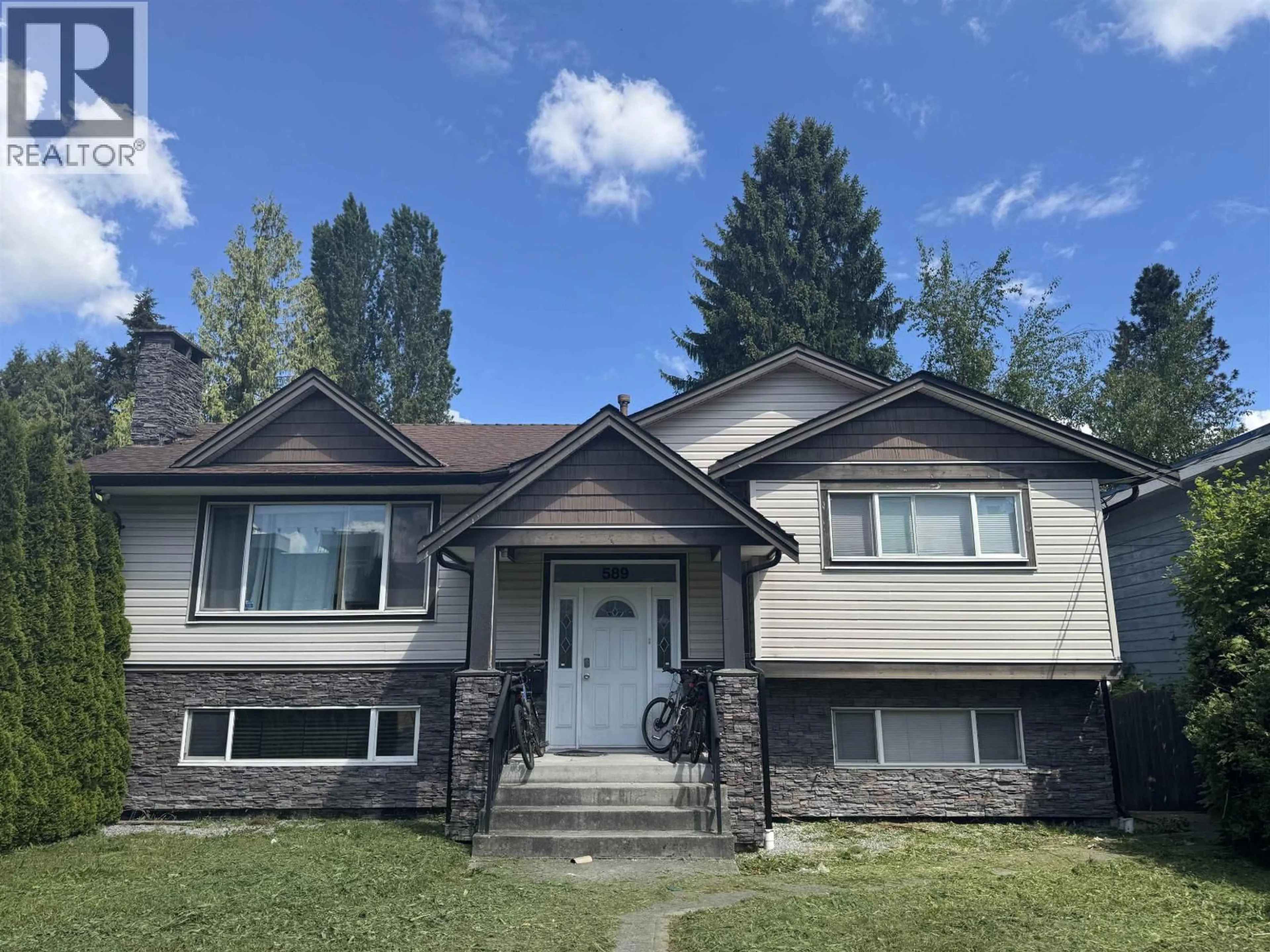 Home with vinyl exterior material, street for 589 FOSTER AVENUE, Coquitlam British Columbia V3J2L6