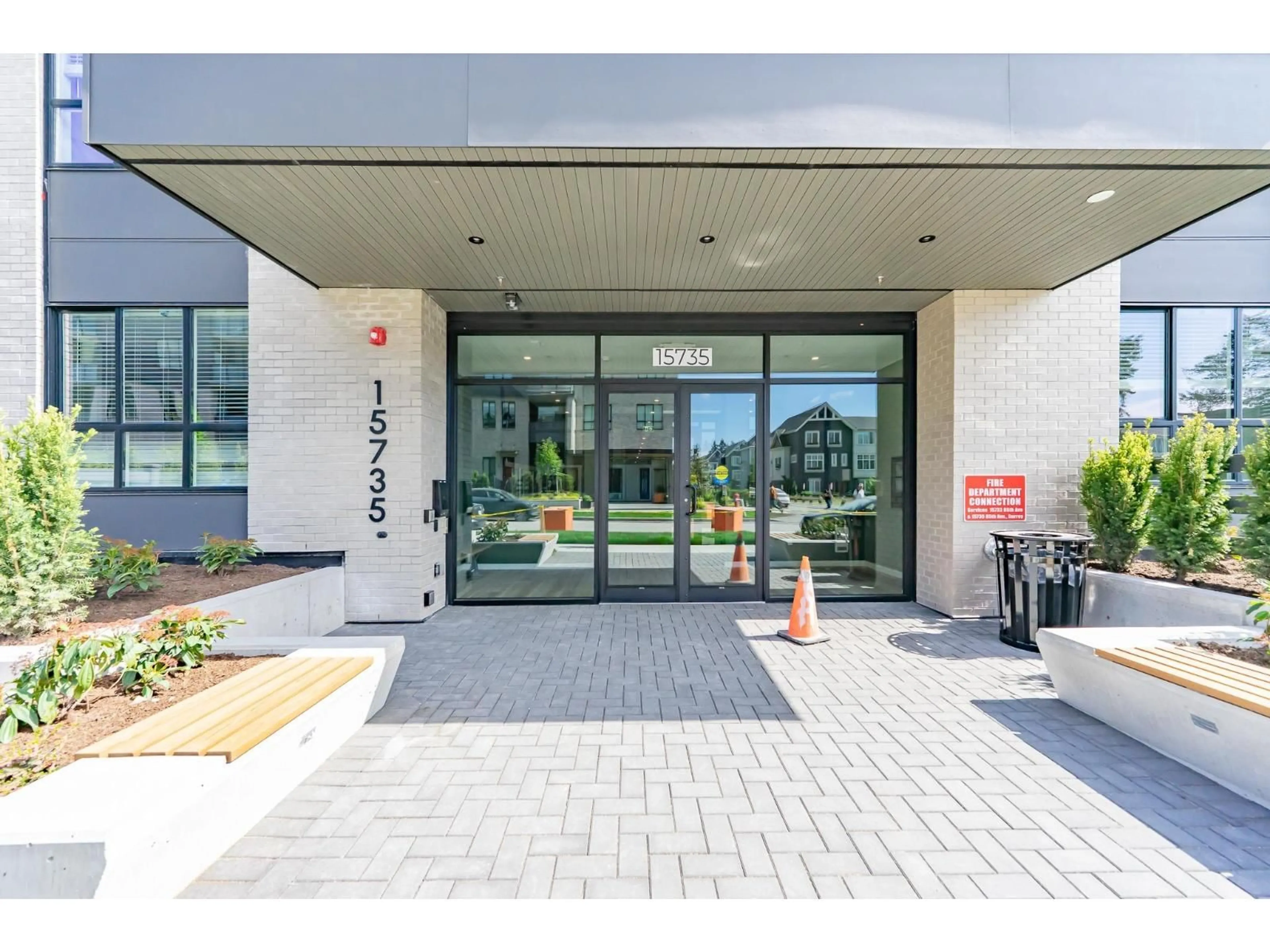 Indoor foyer for 607 - 15735 85 AVENUE, Surrey British Columbia V4N6Z1
